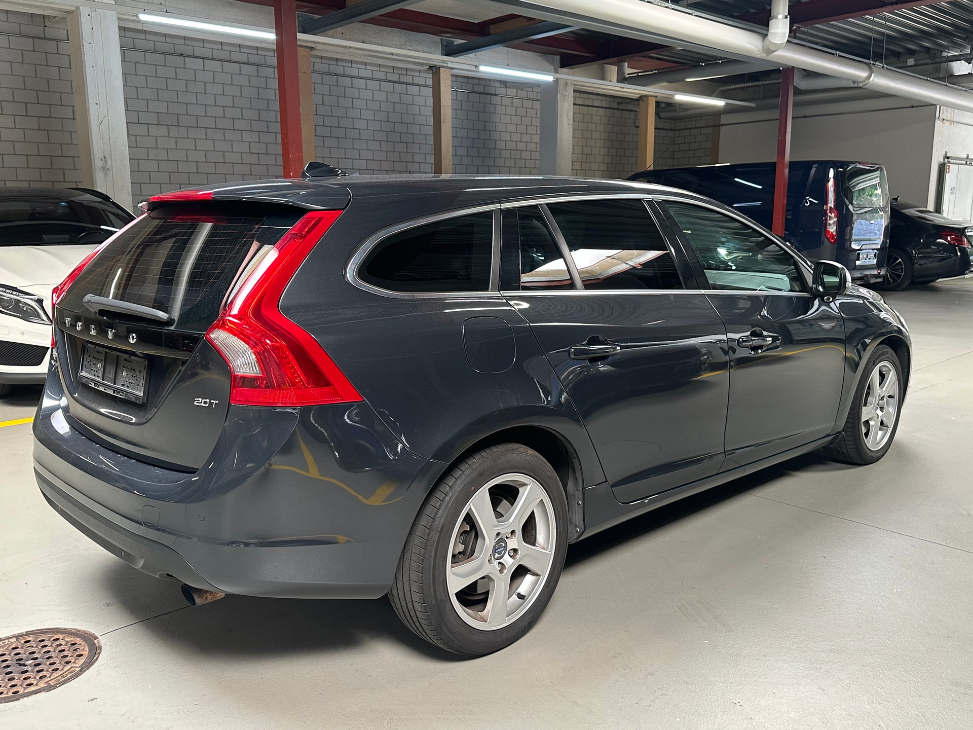 VOLVO V60 2.0T-showroom-element-3