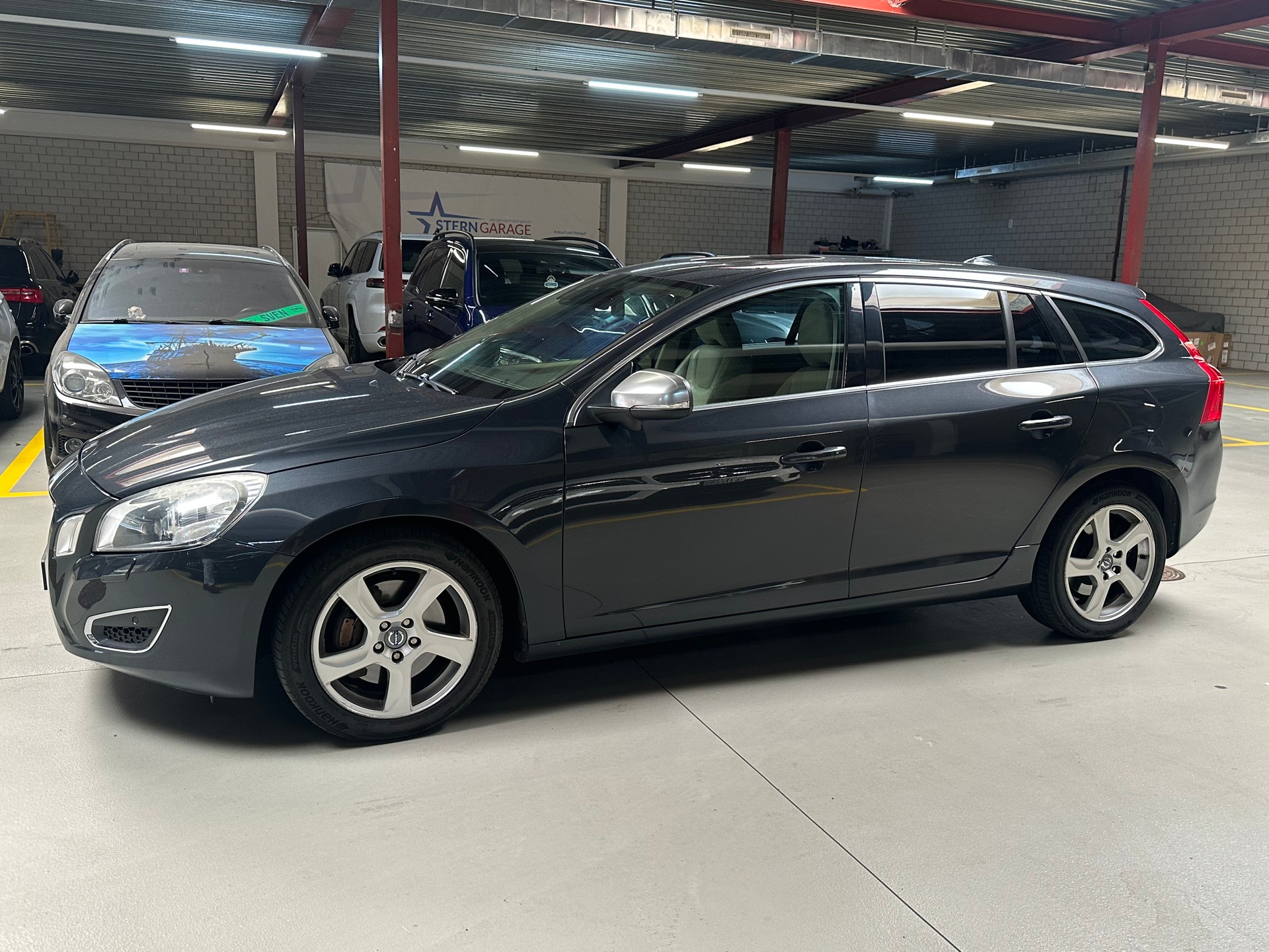 VOLVO V60 2.0T-showroom-element-1