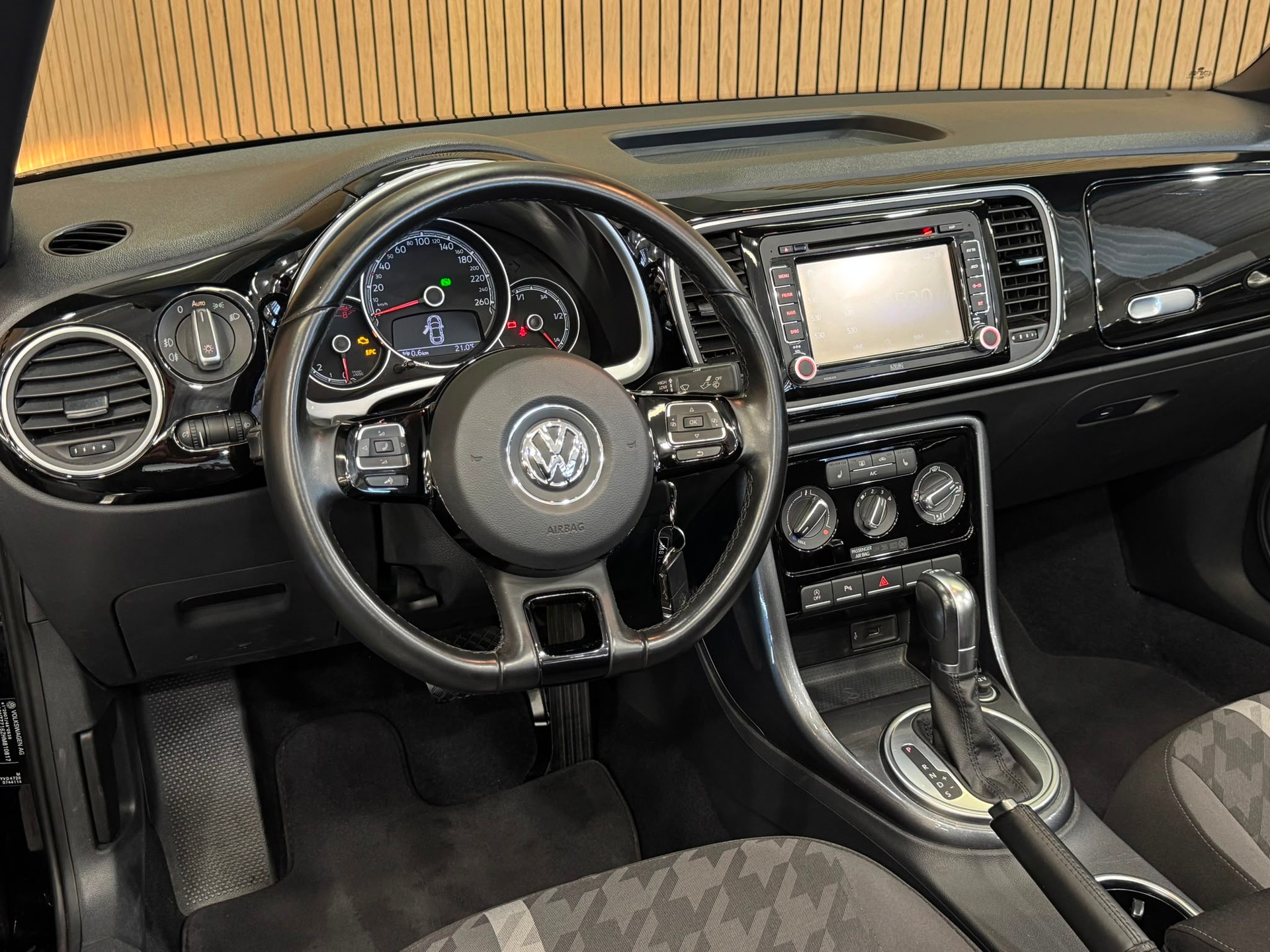 VW Beetle Cabriolet 1.2 TSI BMT Design DSG *CH*-image-10