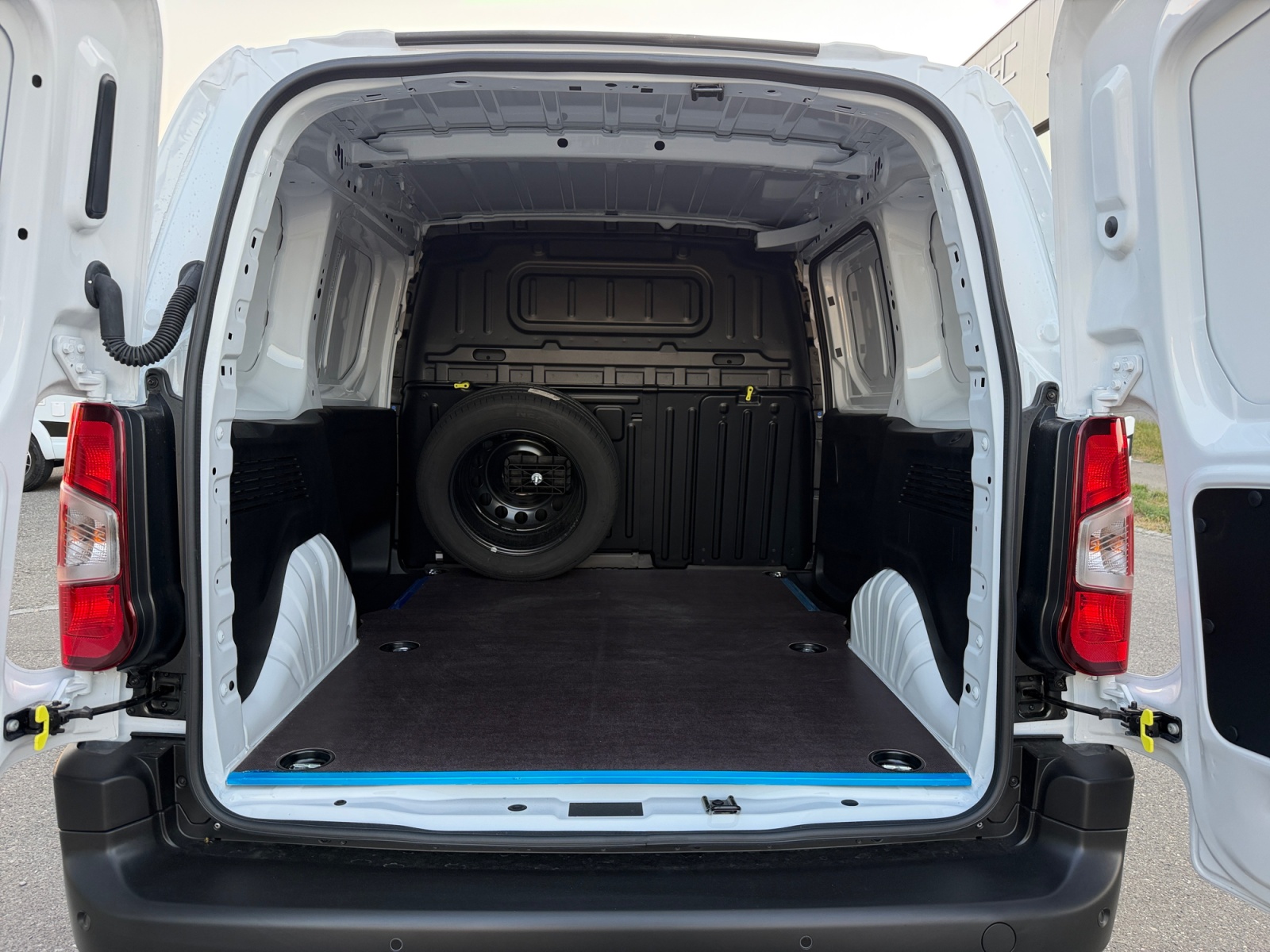 PEUGEOT Partner 1.5 Blue HDi Standard 1000kg 4x4 EAT8-showroom-element-3