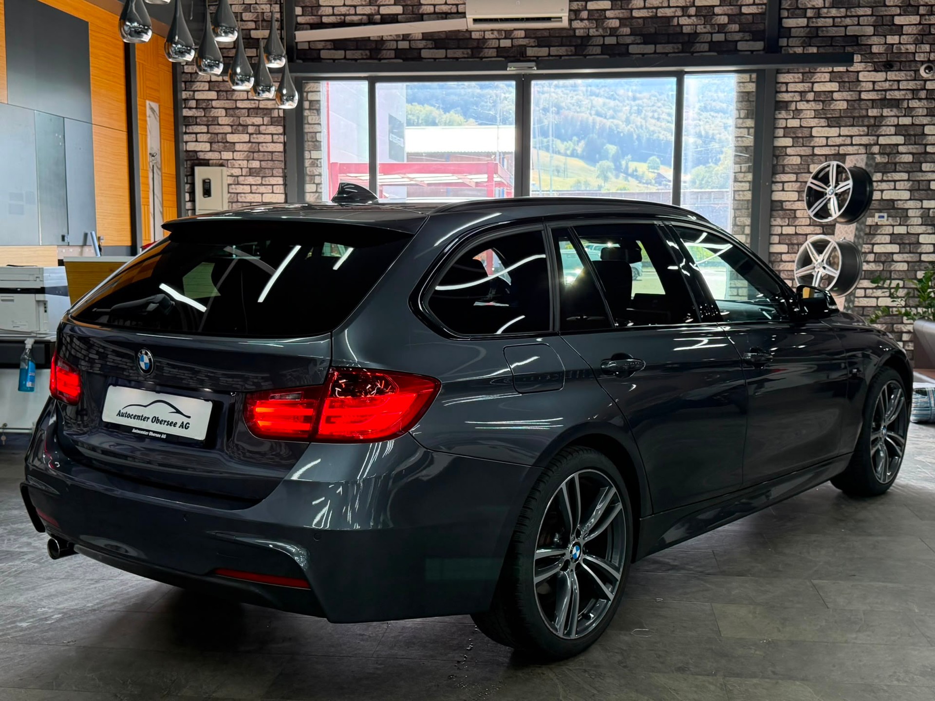 BMW 320d xDrive Touring Steptronic-showroom-element-2
