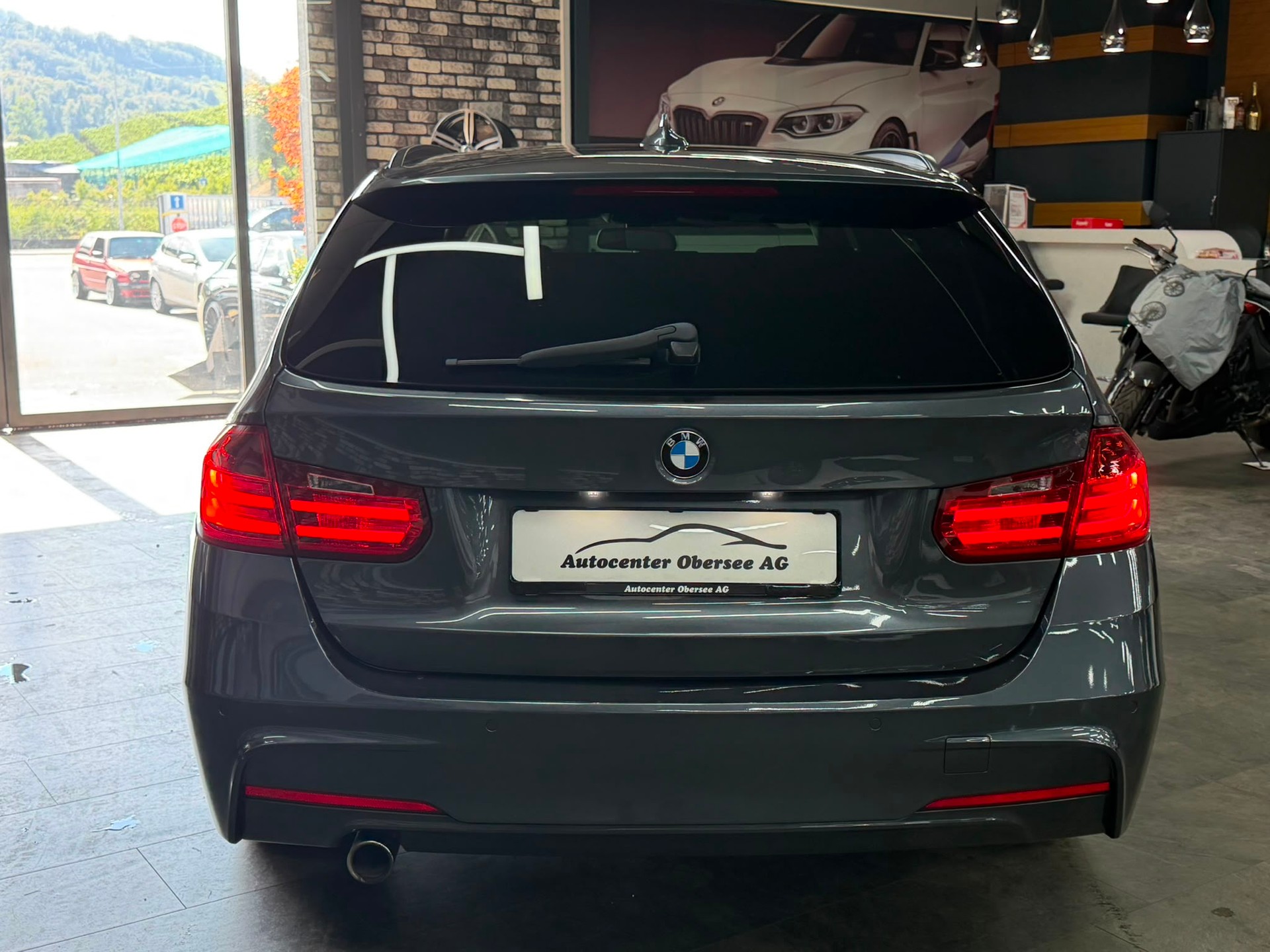 BMW 320d xDrive Touring Steptronic-showroom-element-3