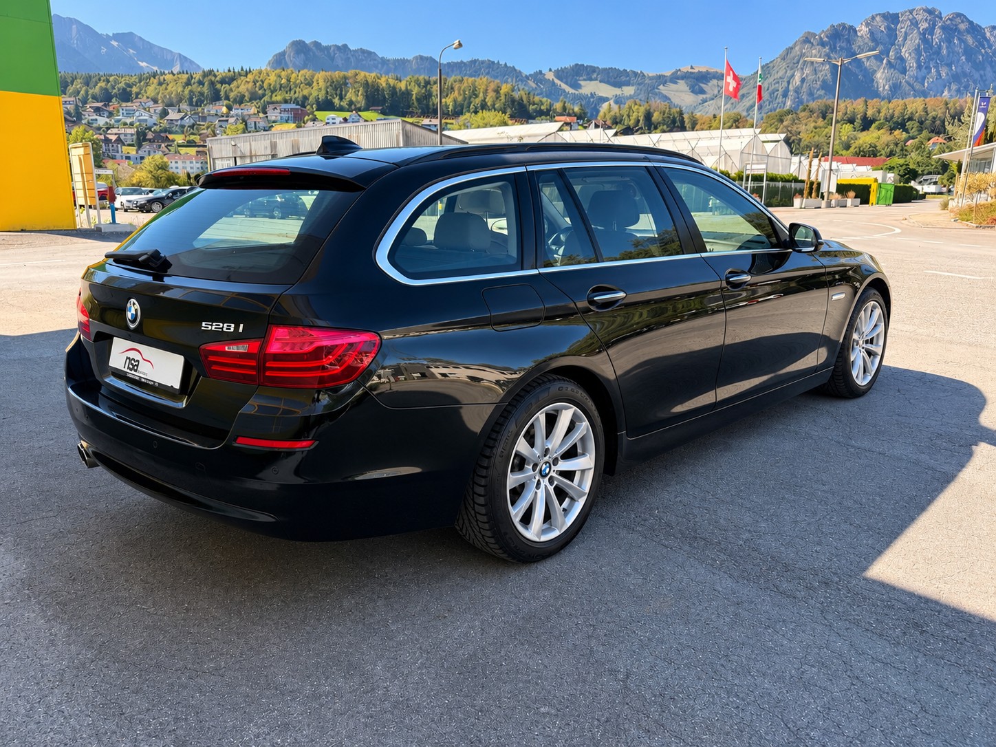 BMW 528i Touring xDrive Luxury Line Steptronic-showroom-element-3