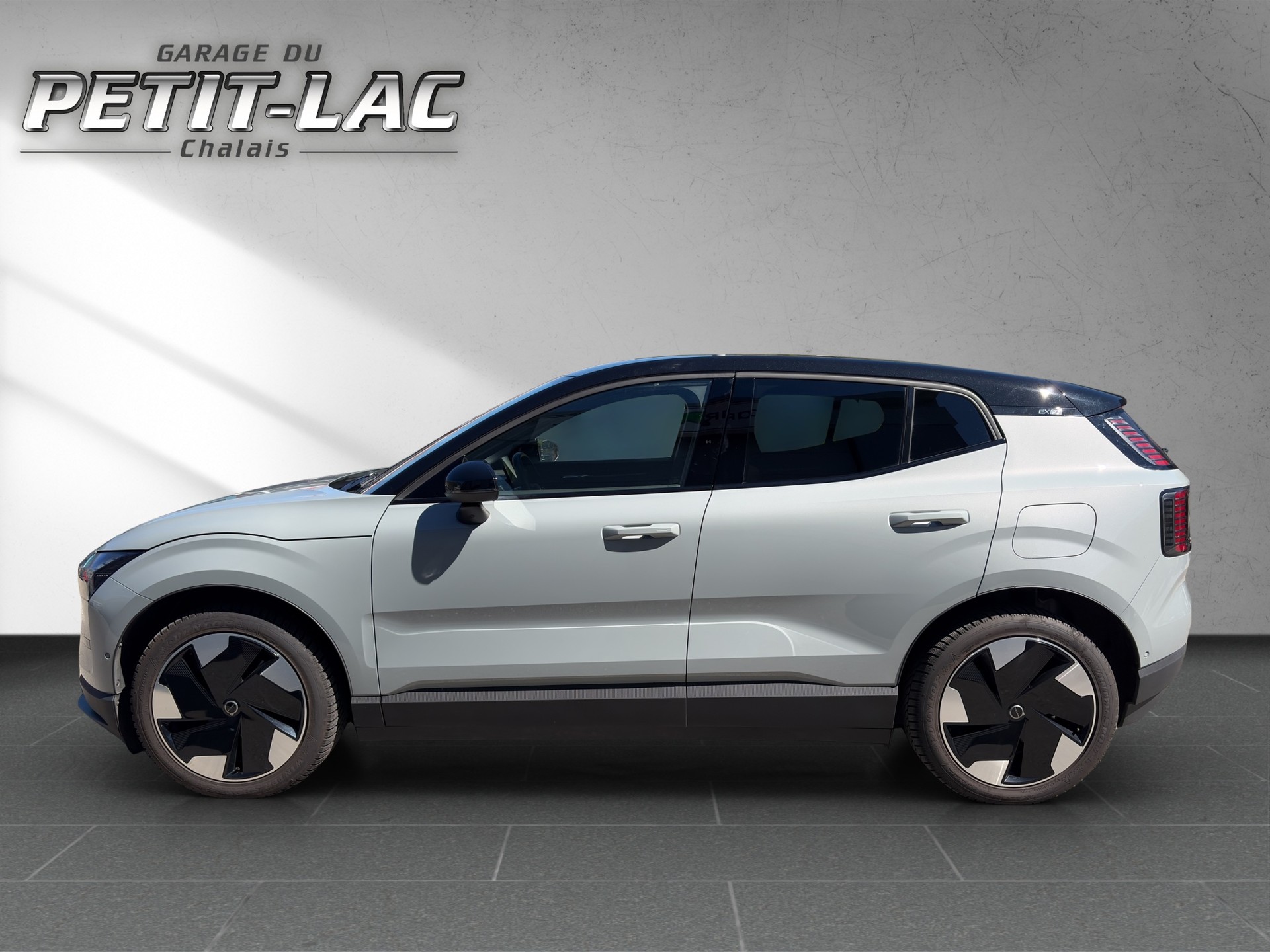 VOLVO EX30 E60 69kWh Twin Ultra-image-2
