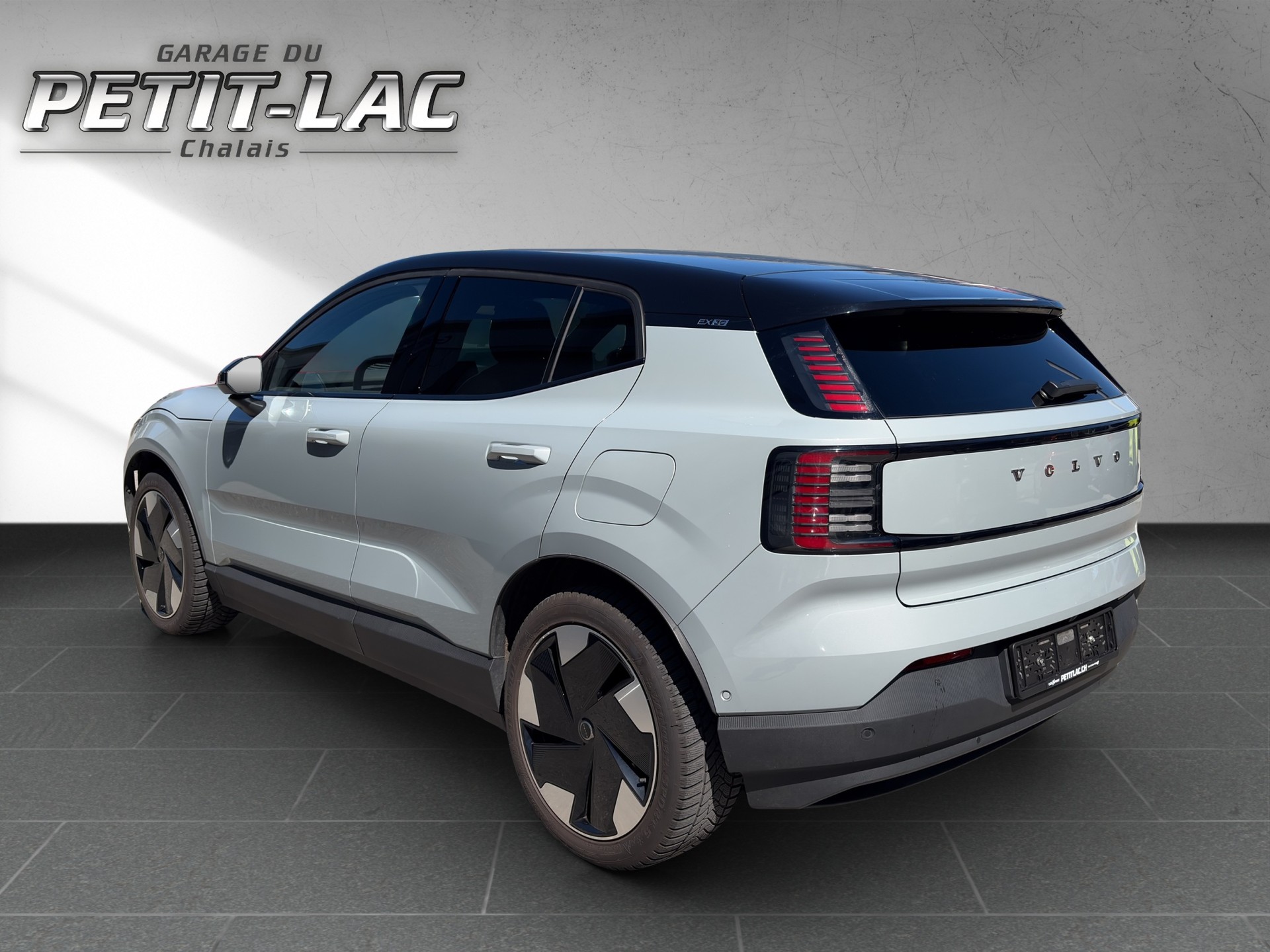 VOLVO EX30 E60 69kWh Twin Ultra-image-3