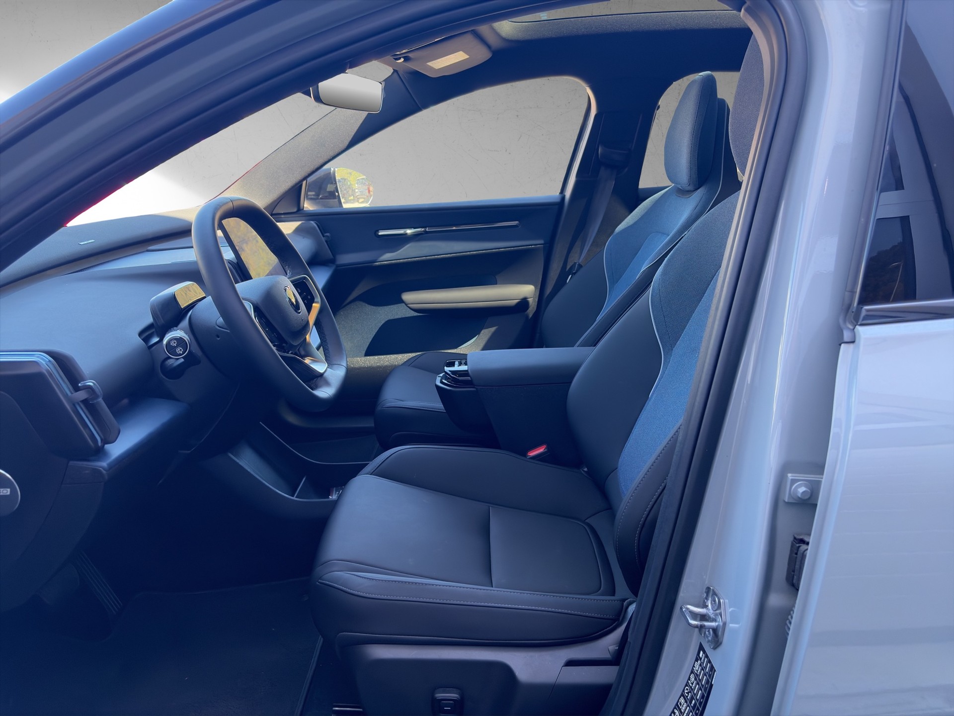 VOLVO EX30 E60 69kWh Twin Ultra-image-10