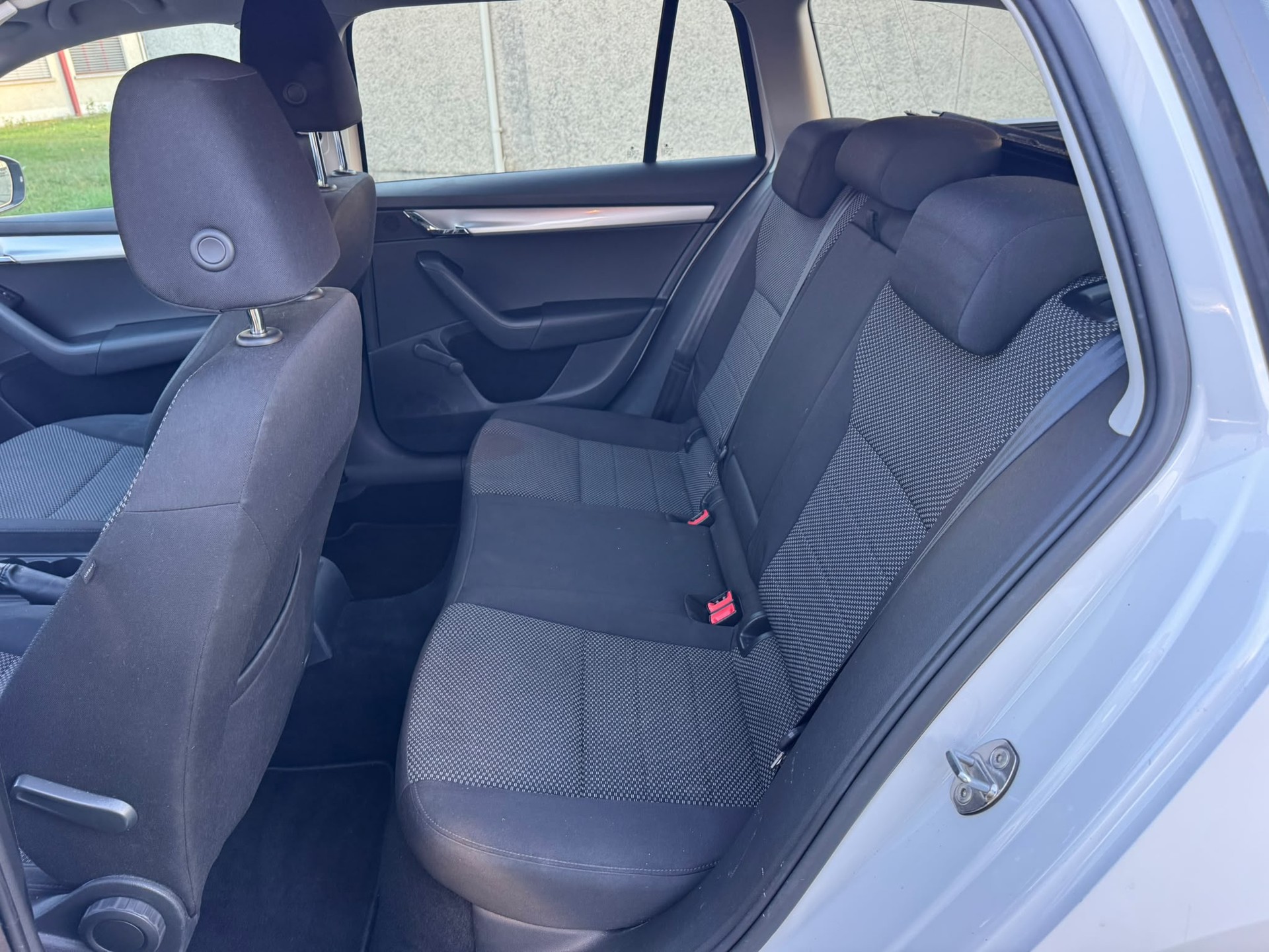 SKODA Octavia Combi 1.4 TSI Ambition DSG-image-14