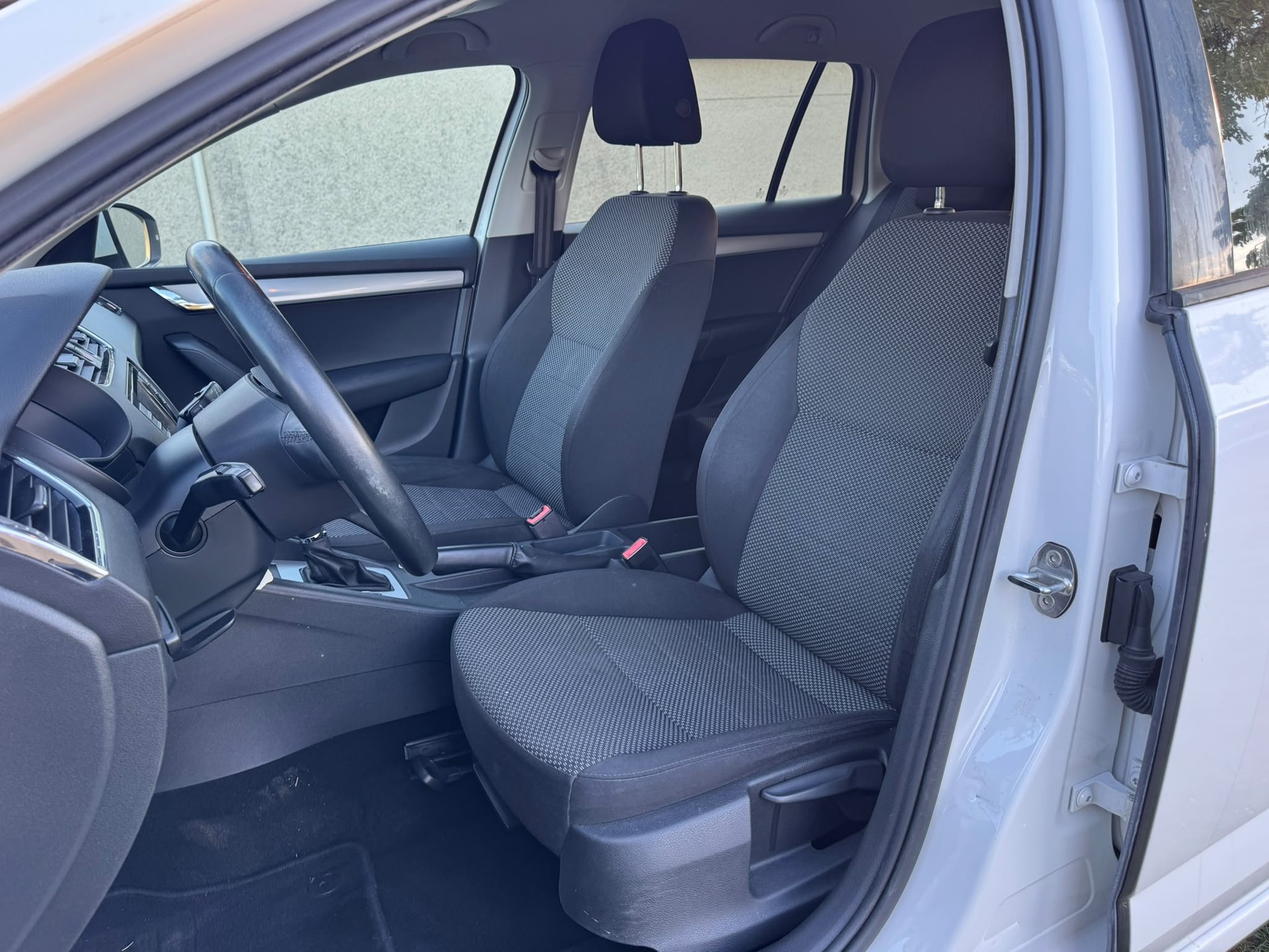 SKODA Octavia Combi 1.4 TSI Ambition DSG-image-12