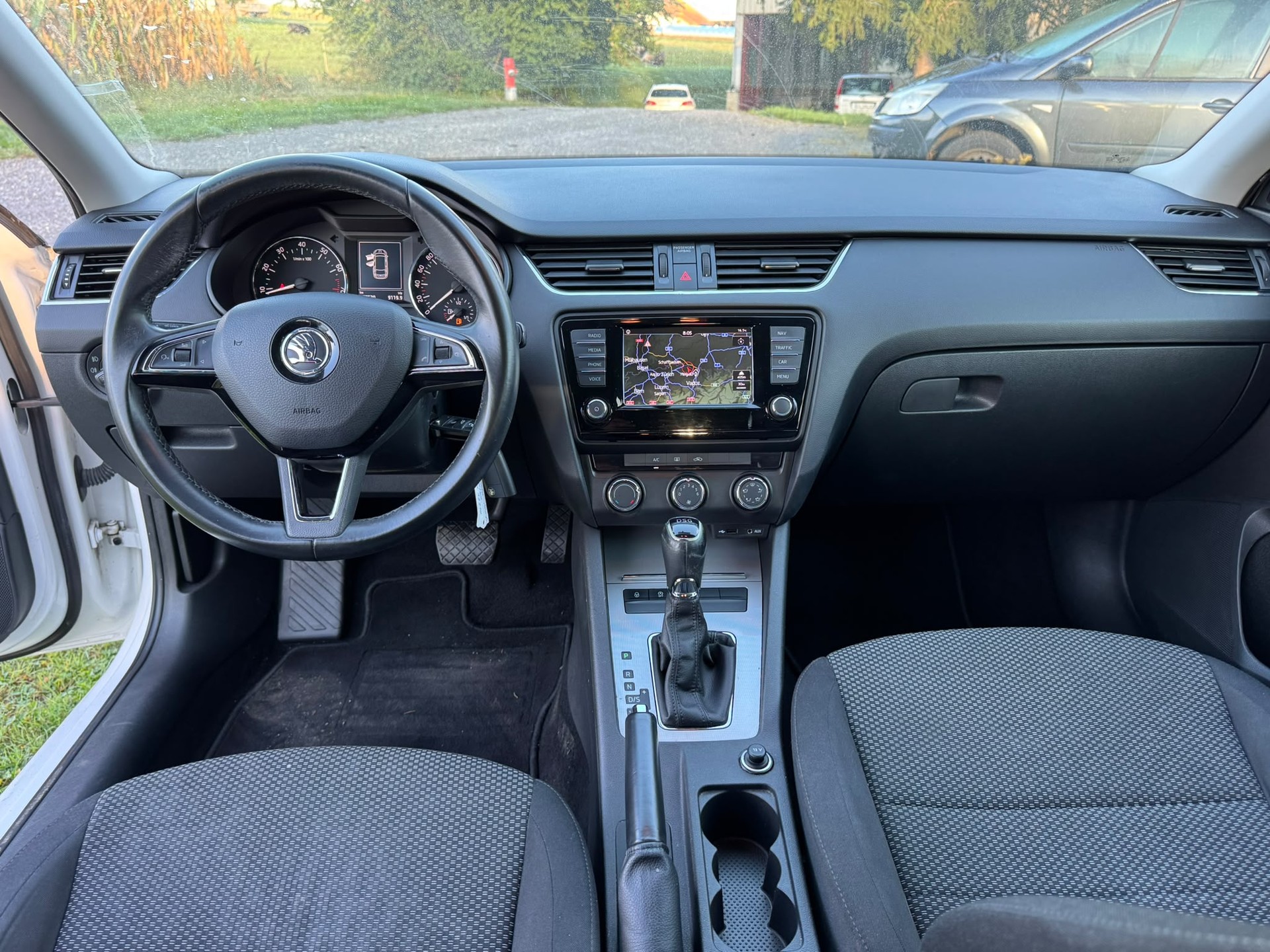 SKODA Octavia Combi 1.4 TSI Ambition DSG-image-9