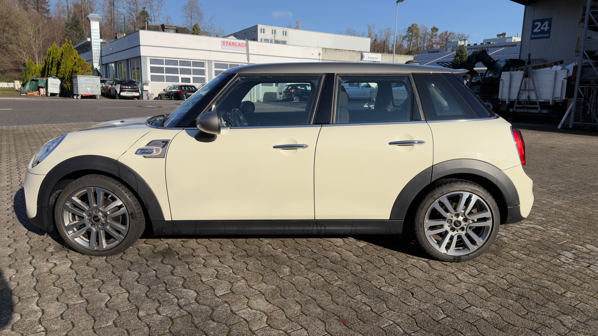 MINI Cooper SD-showroom-element-1
