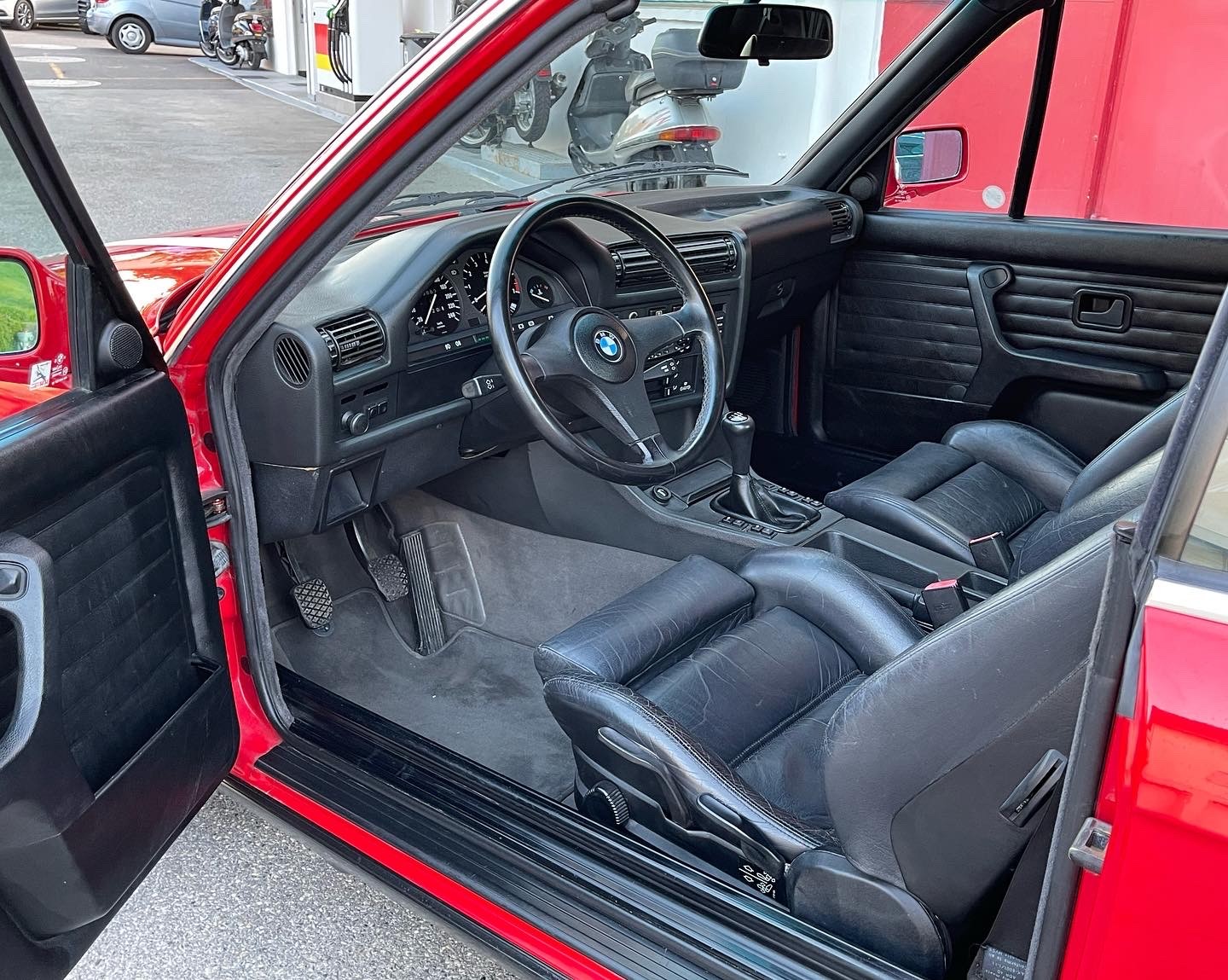 BMW 325i Cabrio-image-3