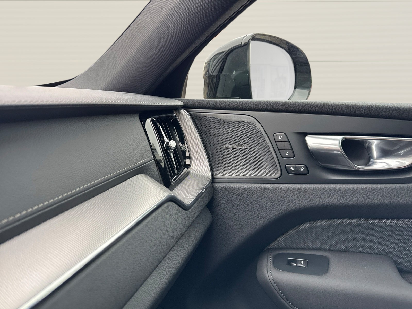 VOLVO XC60 2.0 T6 TE Black Edition eAWD-image-16