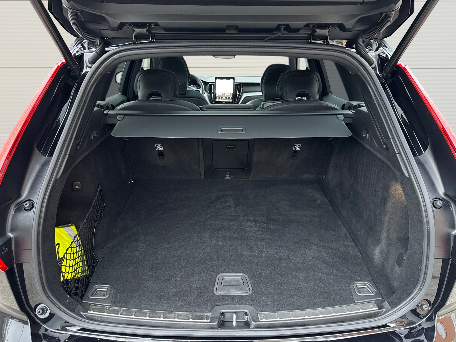 VOLVO XC60 2.0 T6 TE Black Edition eAWD-image-9