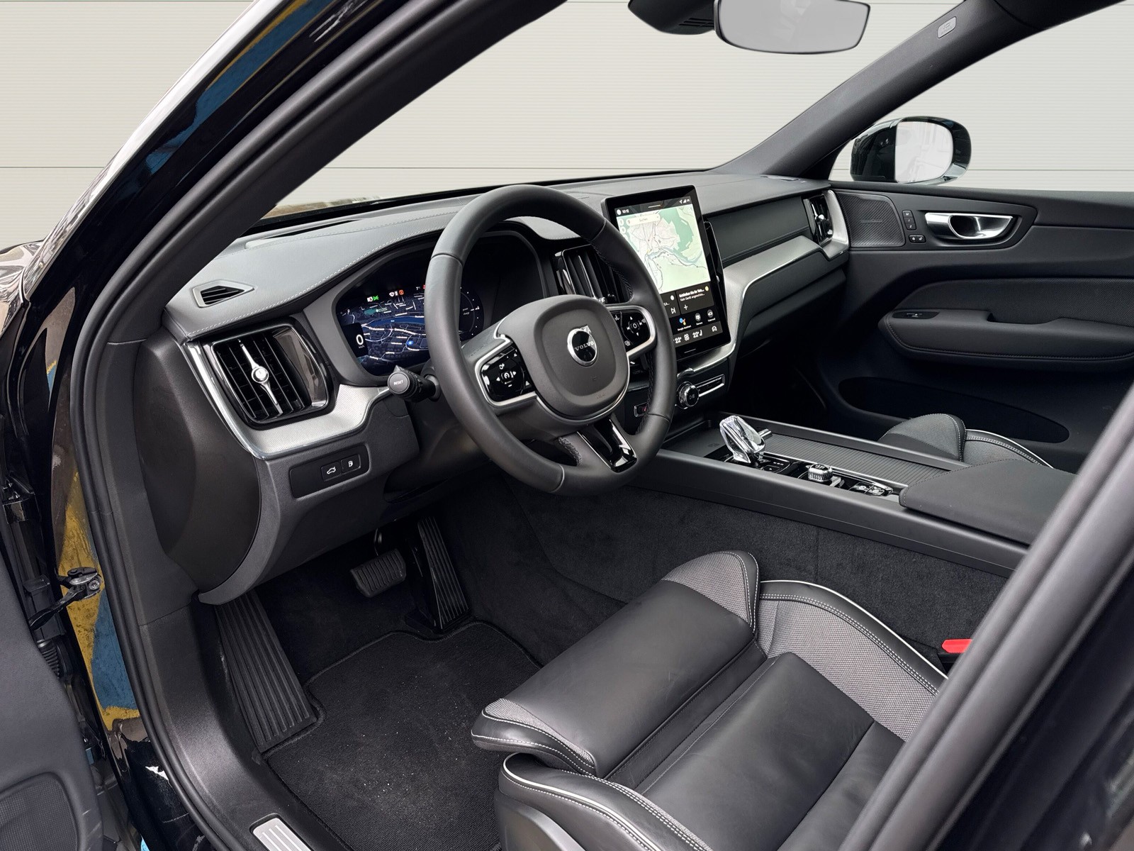 VOLVO XC60 2.0 T6 TE Black Edition eAWD-image-6