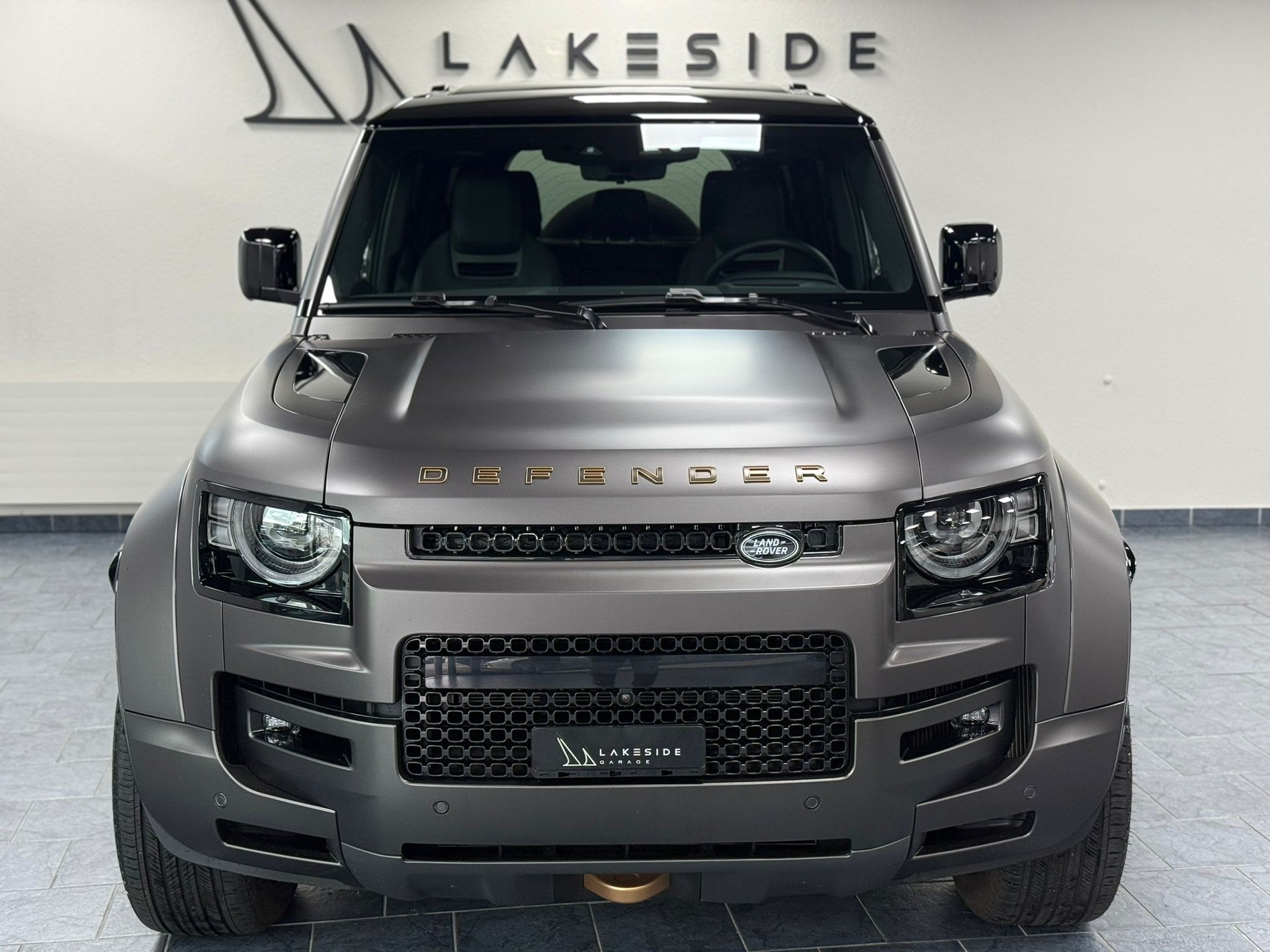 LAND ROVER Defender 110 635 V8 4.4 Octa AT8-showroom-element-1