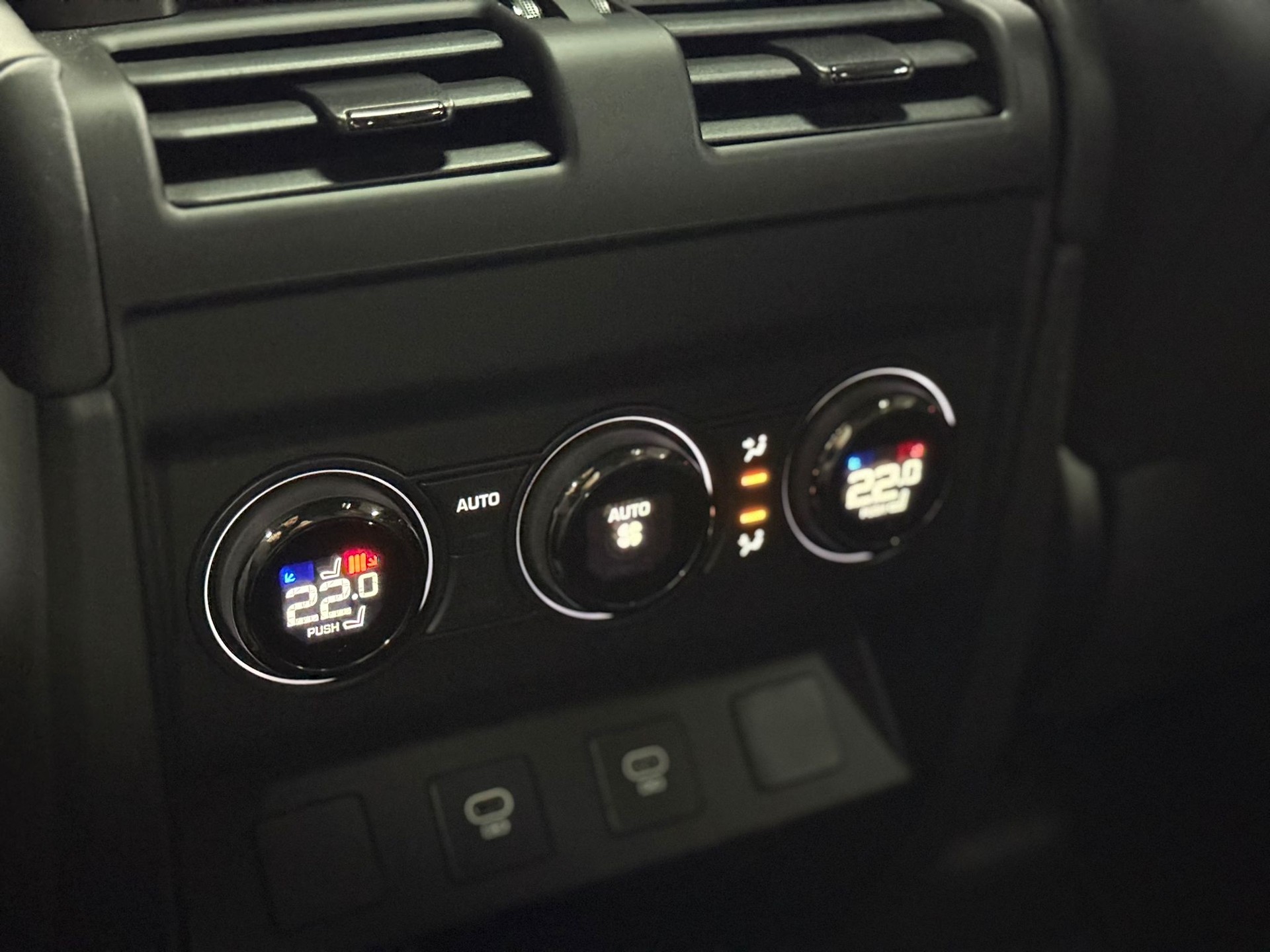 LAND ROVER Defender 110 635 V8 4.4 Octa AT8-image-27