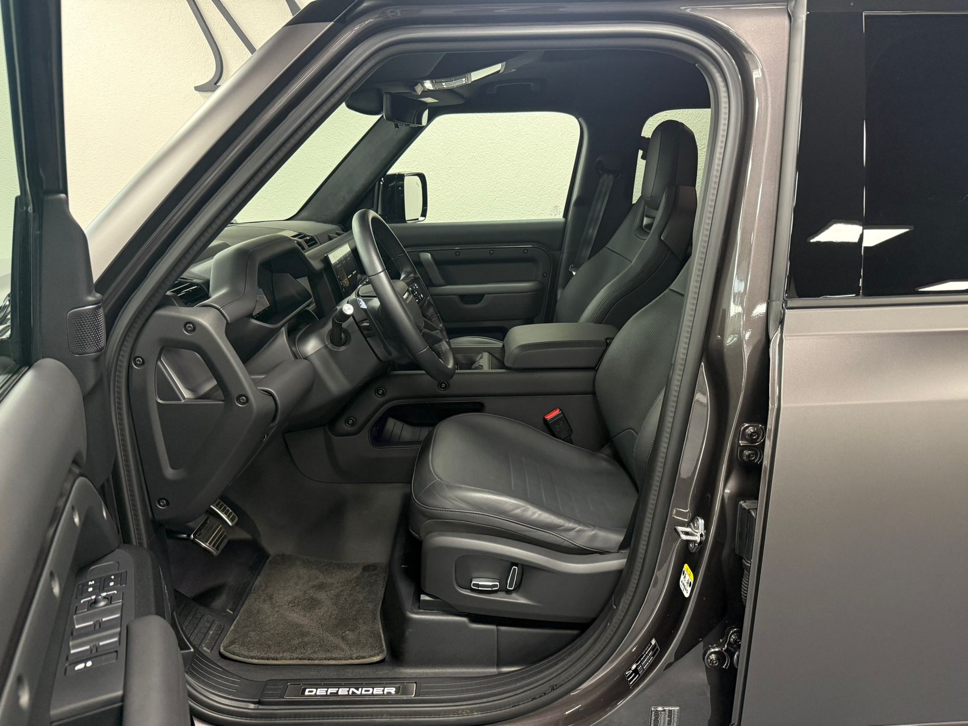 LAND ROVER Defender 110 635 V8 4.4 Octa AT8-image-9