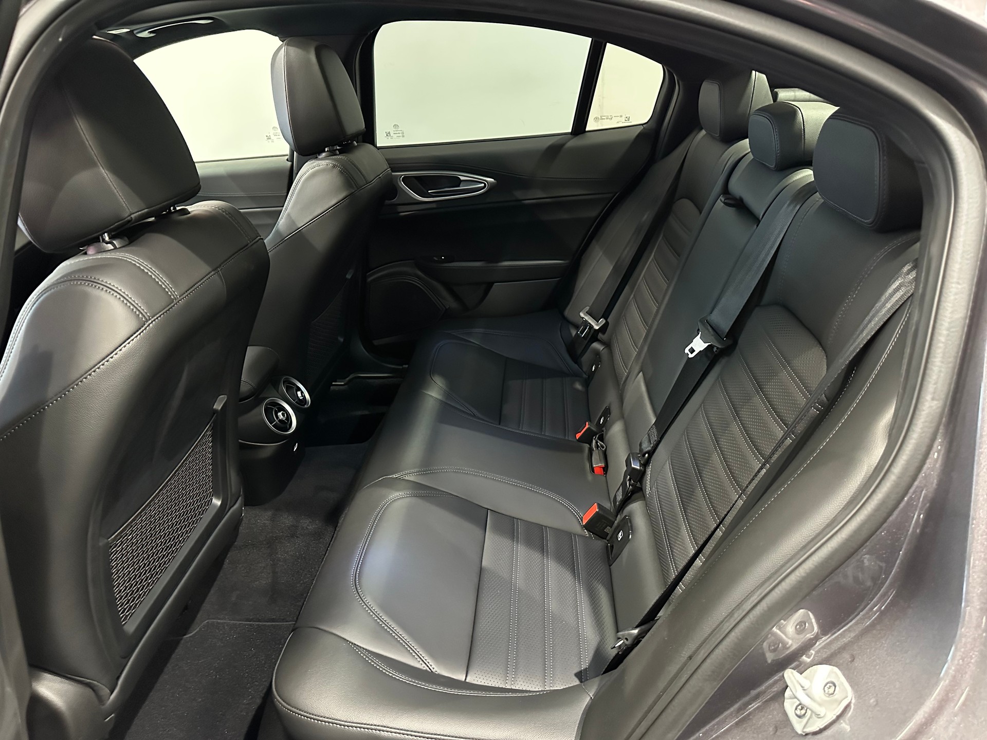 ALFA ROMEO Giulia 2.2 JTDM Veloce Q4 AT8-image-16