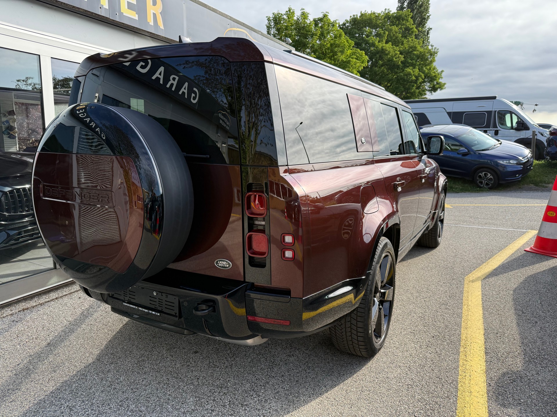 LAND ROVER Defender 130 3.0 D I6 300 X-Dynamic HSE AWD AT8-showroom-element-2