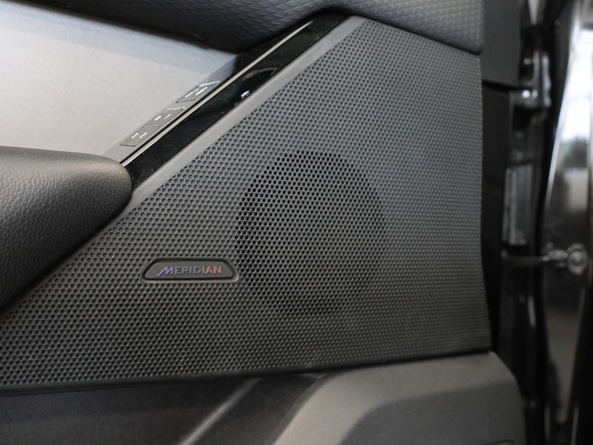 LAND ROVER Range Rover Velar R-Dynamic P 250 SE Automatic *Panorama*Meridian*Assistenten*-image-22