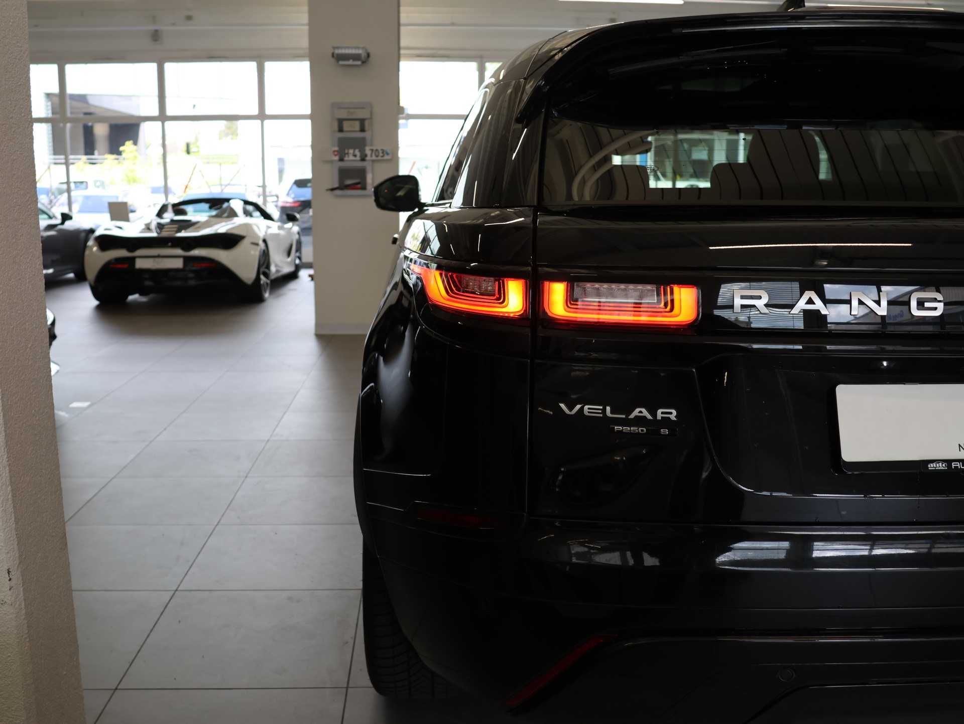 LAND ROVER Range Rover Velar R-Dynamic P 250 SE Automatic *Panorama*Meridian*Assistenten*-image-10