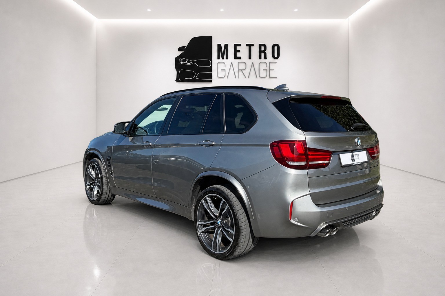 BMW X5M Steptronic-showroom-element-2