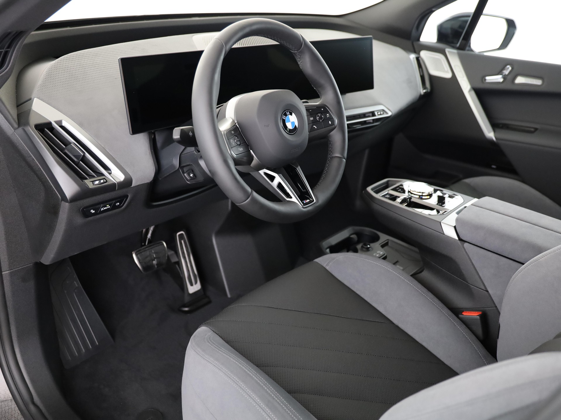 BMW iX xDrive60-image-12