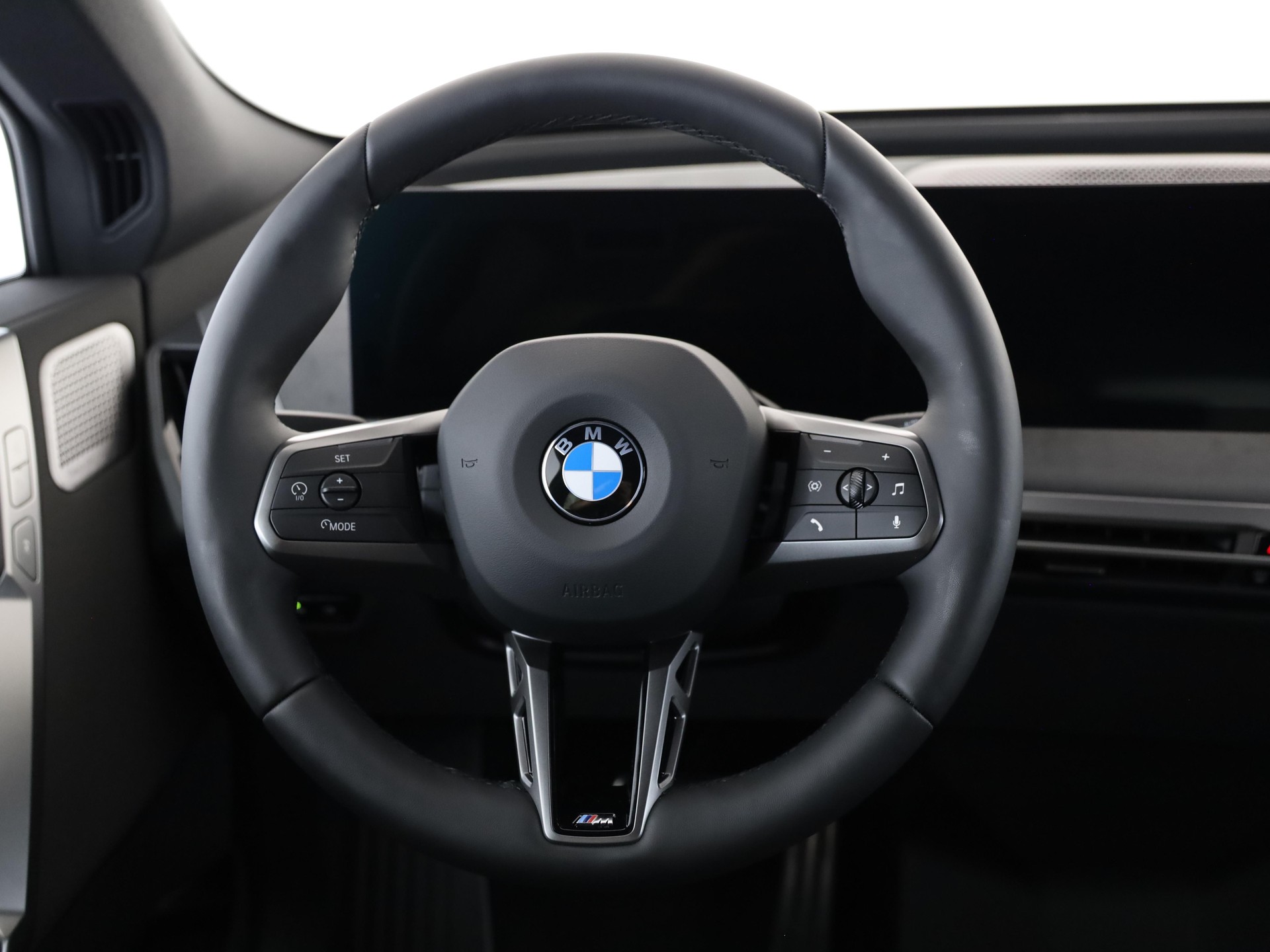 BMW iX xDrive60-image-16