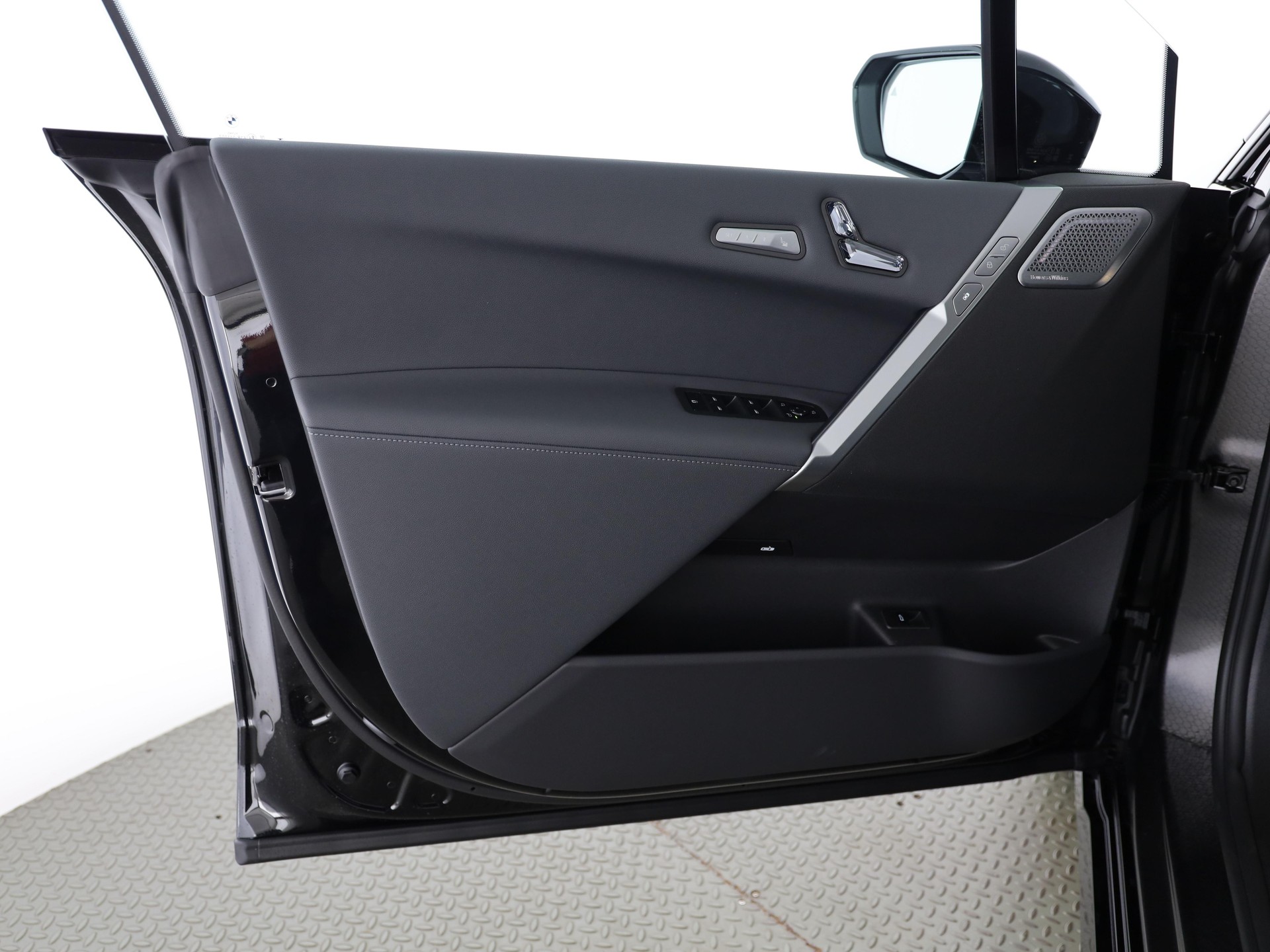 BMW iX xDrive60-image-9
