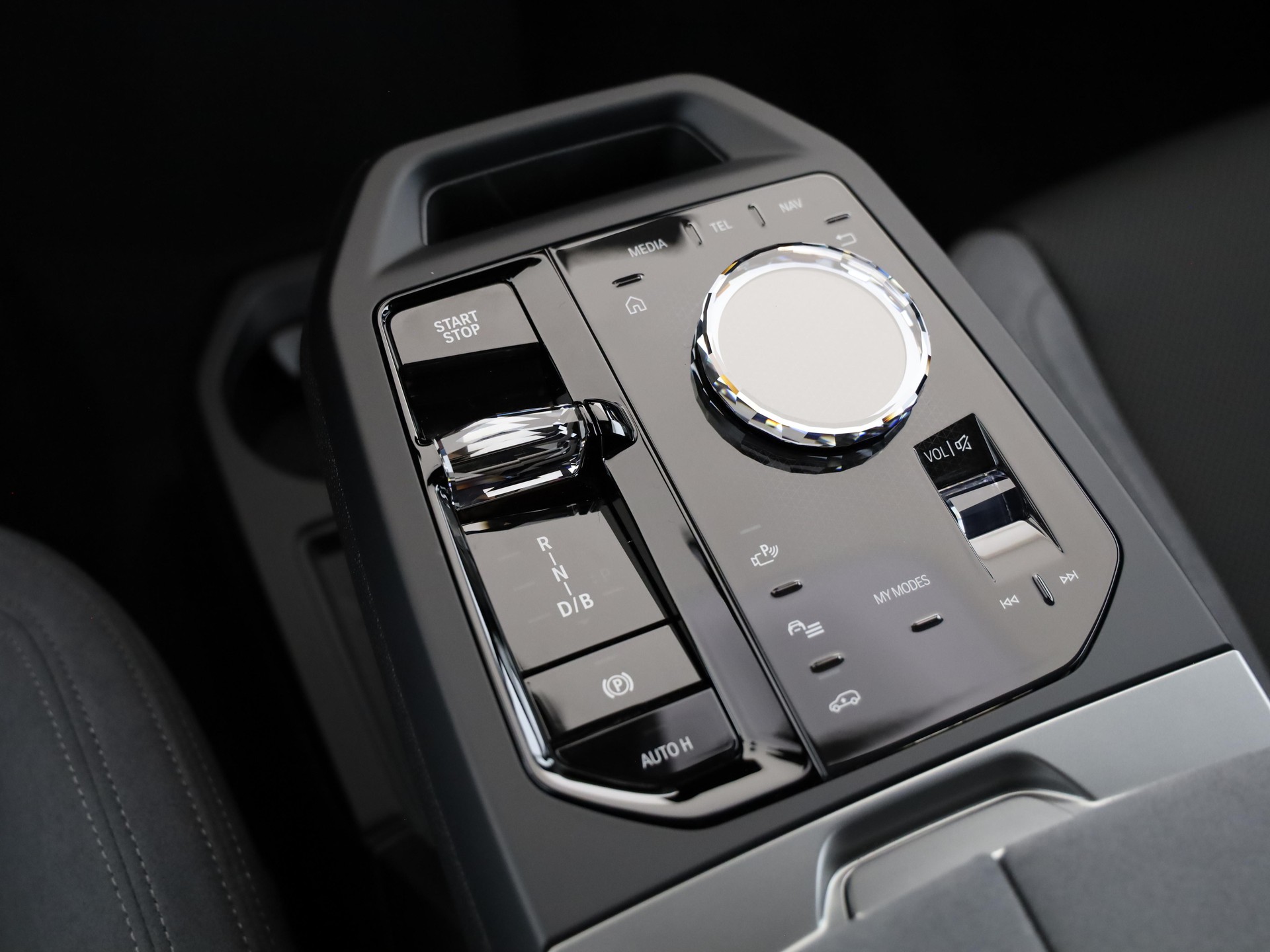 BMW iX xDrive60-image-17