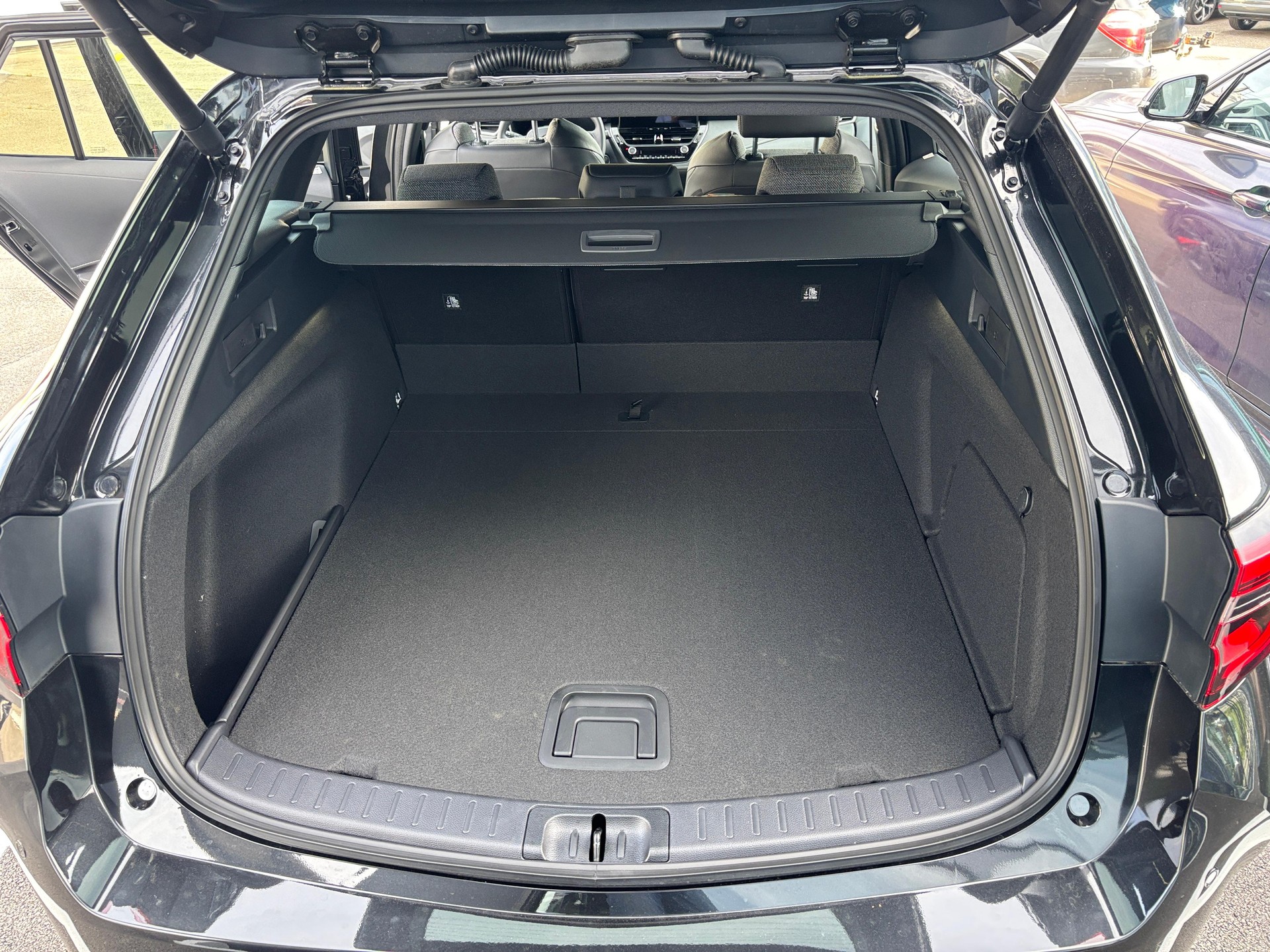 TOYOTA Corolla Touring Sports 2.0 HSD Swiss Edition-image-10