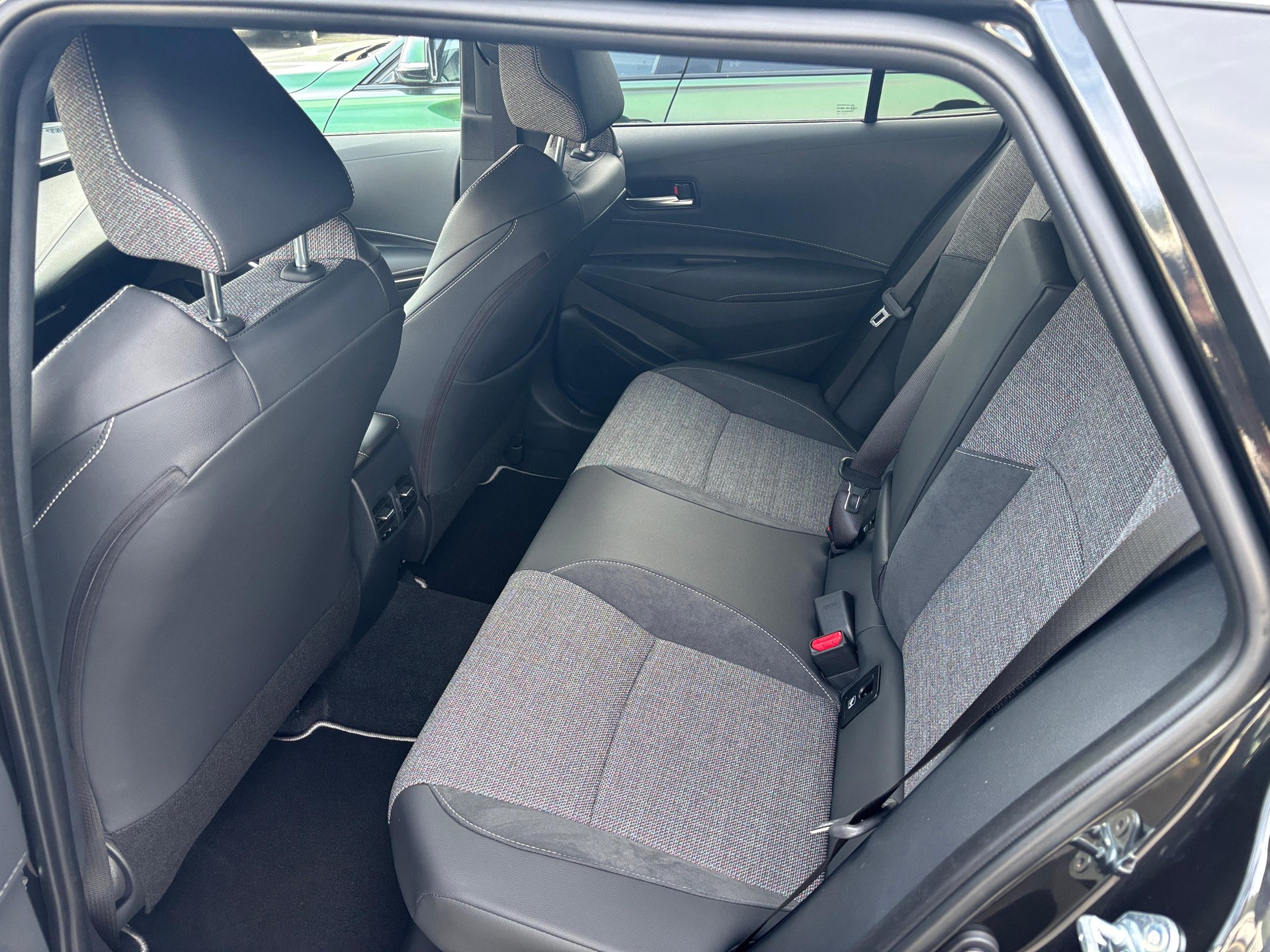 TOYOTA Corolla Touring Sports 2.0 HSD Swiss Edition-image-9