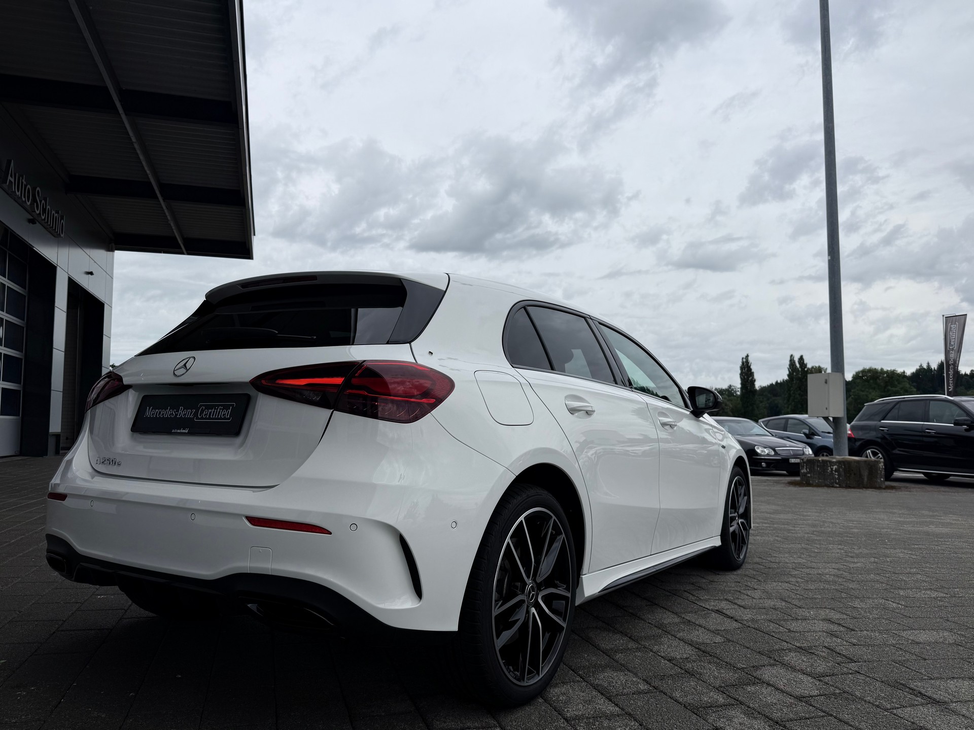 MERCEDES-BENZ A 250 e AMG Line 8G-DCT-image-1