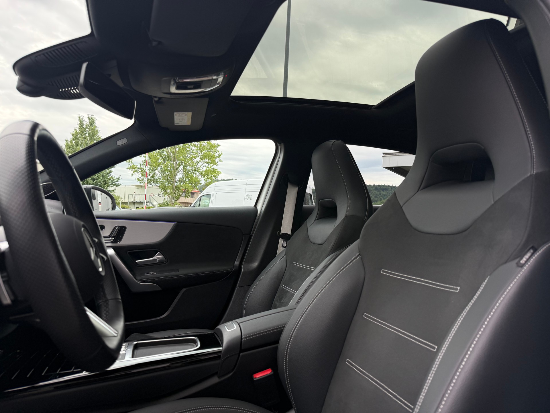 MERCEDES-BENZ A 250 e AMG Line 8G-DCT-image-4