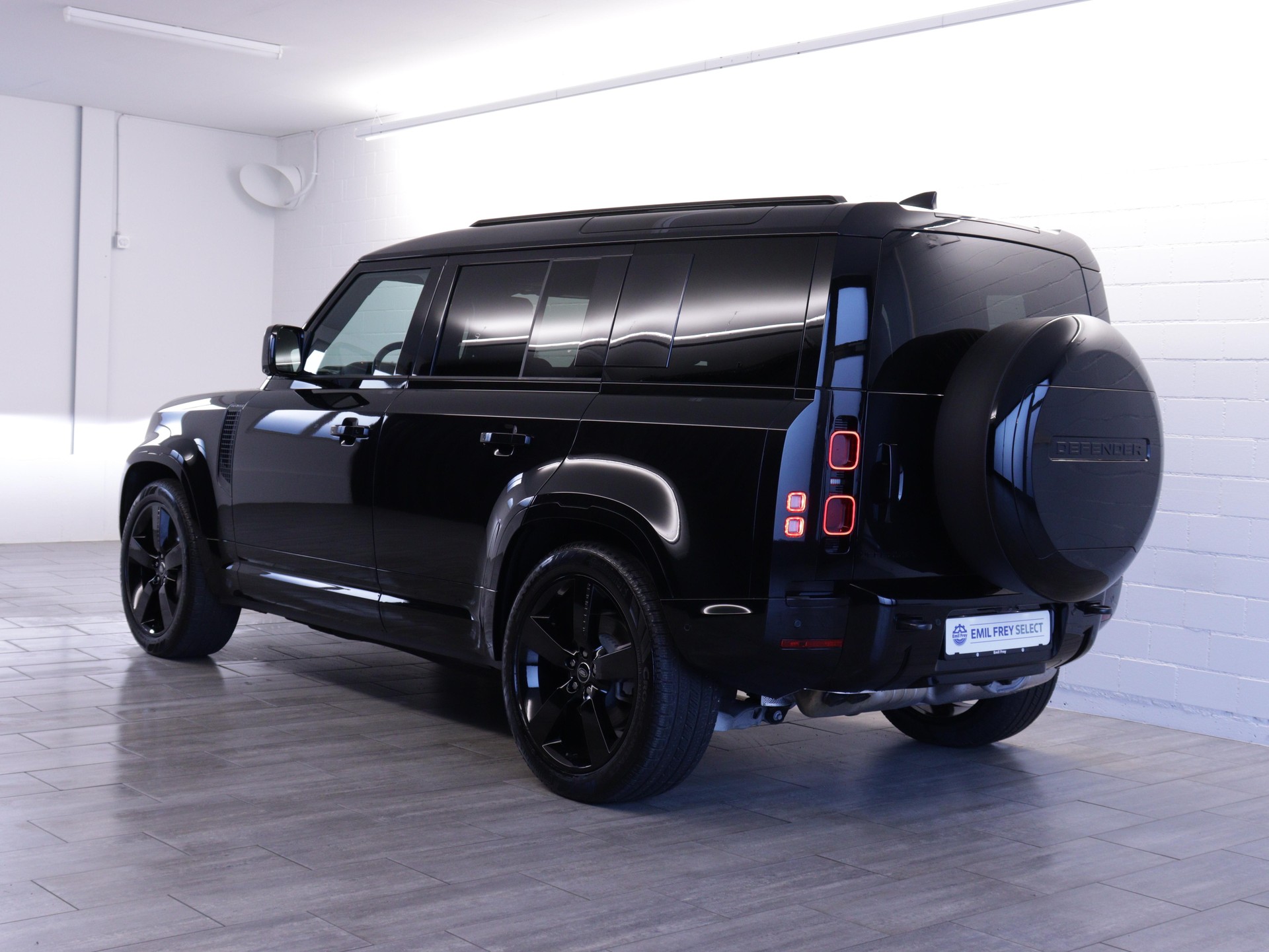 LAND ROVER Defender 110 3.0 D I6 300 X-Dynamic HSE-showroom-element-3