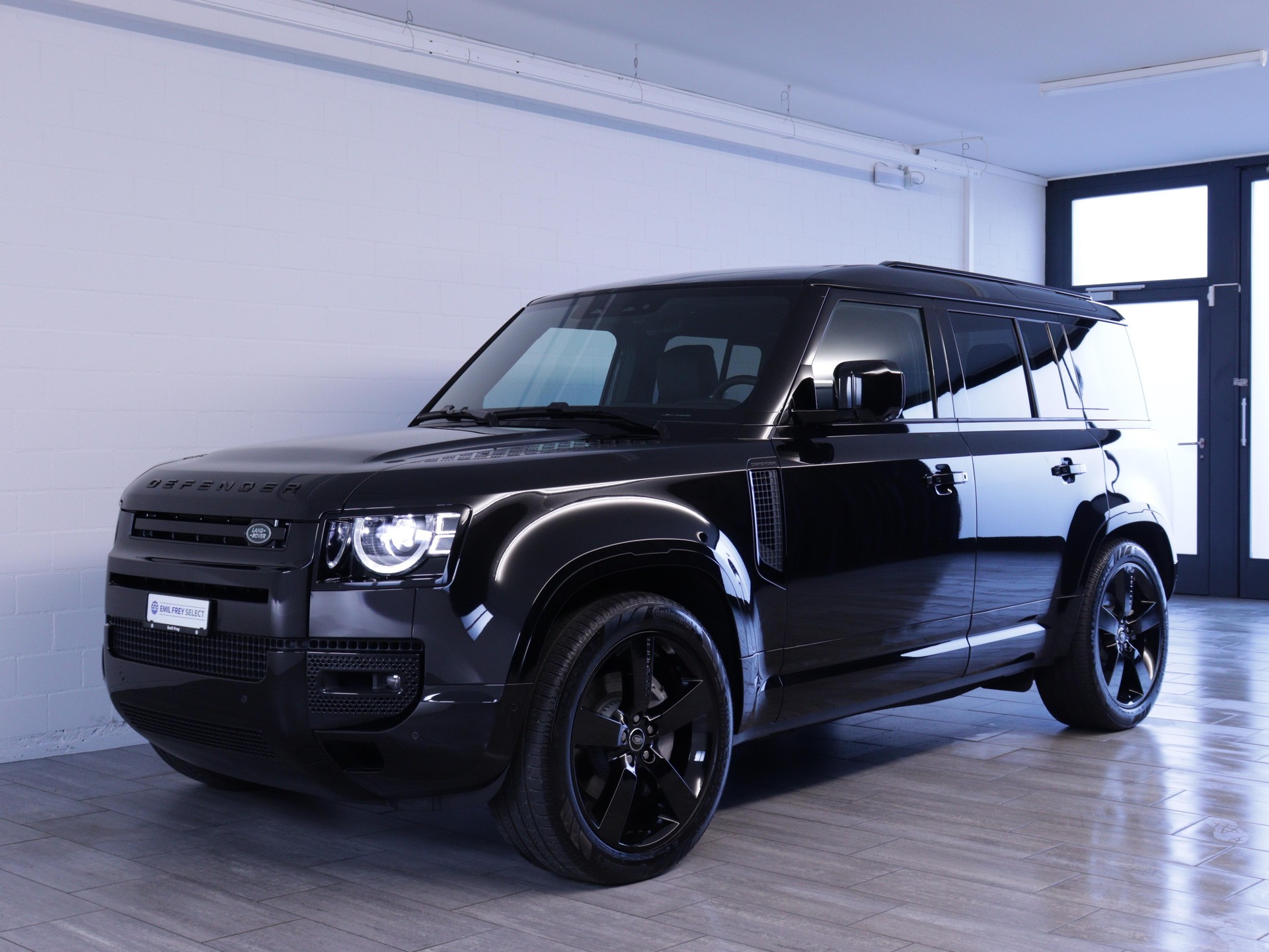 LAND ROVER Defender 110 3.0 D I6 300 X-Dynamic HSE