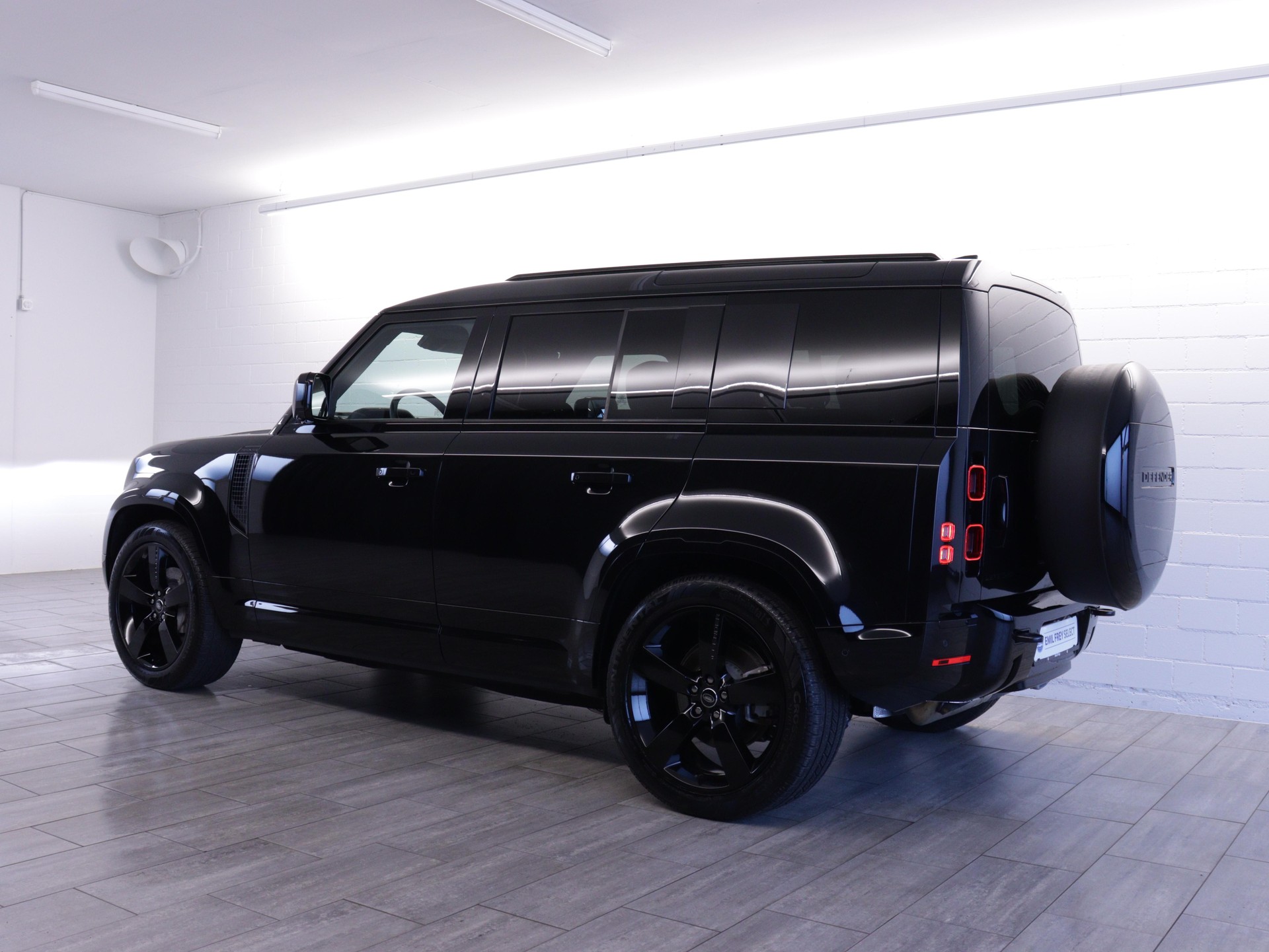 LAND ROVER Defender 110 3.0 D I6 300 X-Dynamic HSE-showroom-element-2