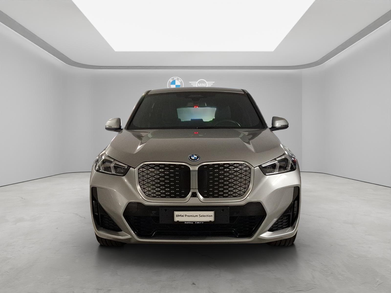 BMW iX1 30 xDrive-showroom-element-1