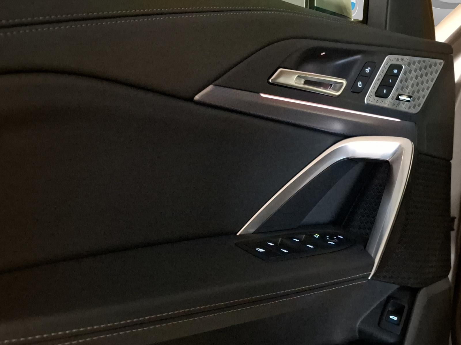 BMW iX1 30 xDrive-image-7