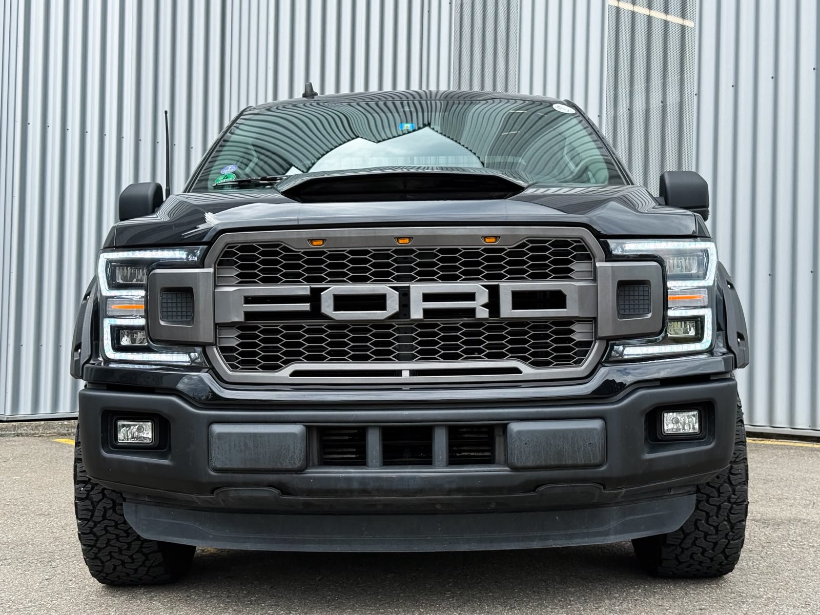 FORD F150 XLT-showroom-element-1
