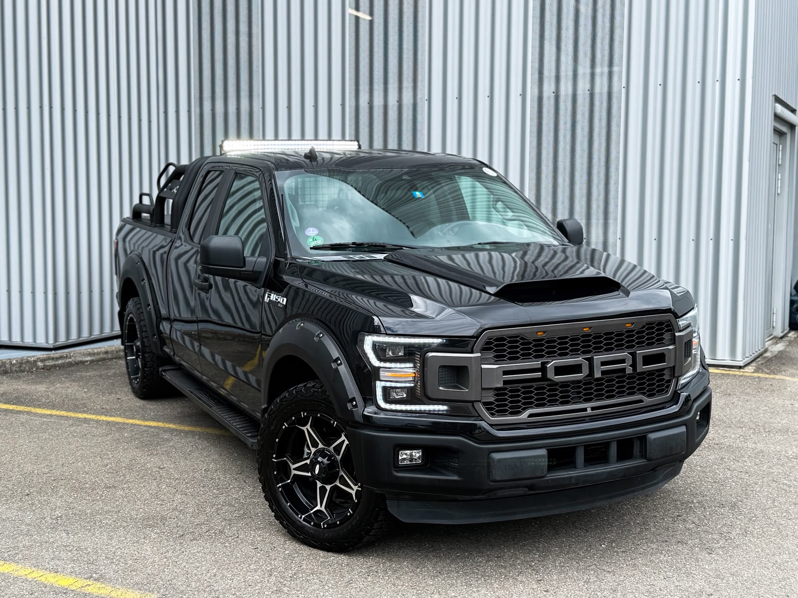 FORD F150 XLT-showroom-element-3