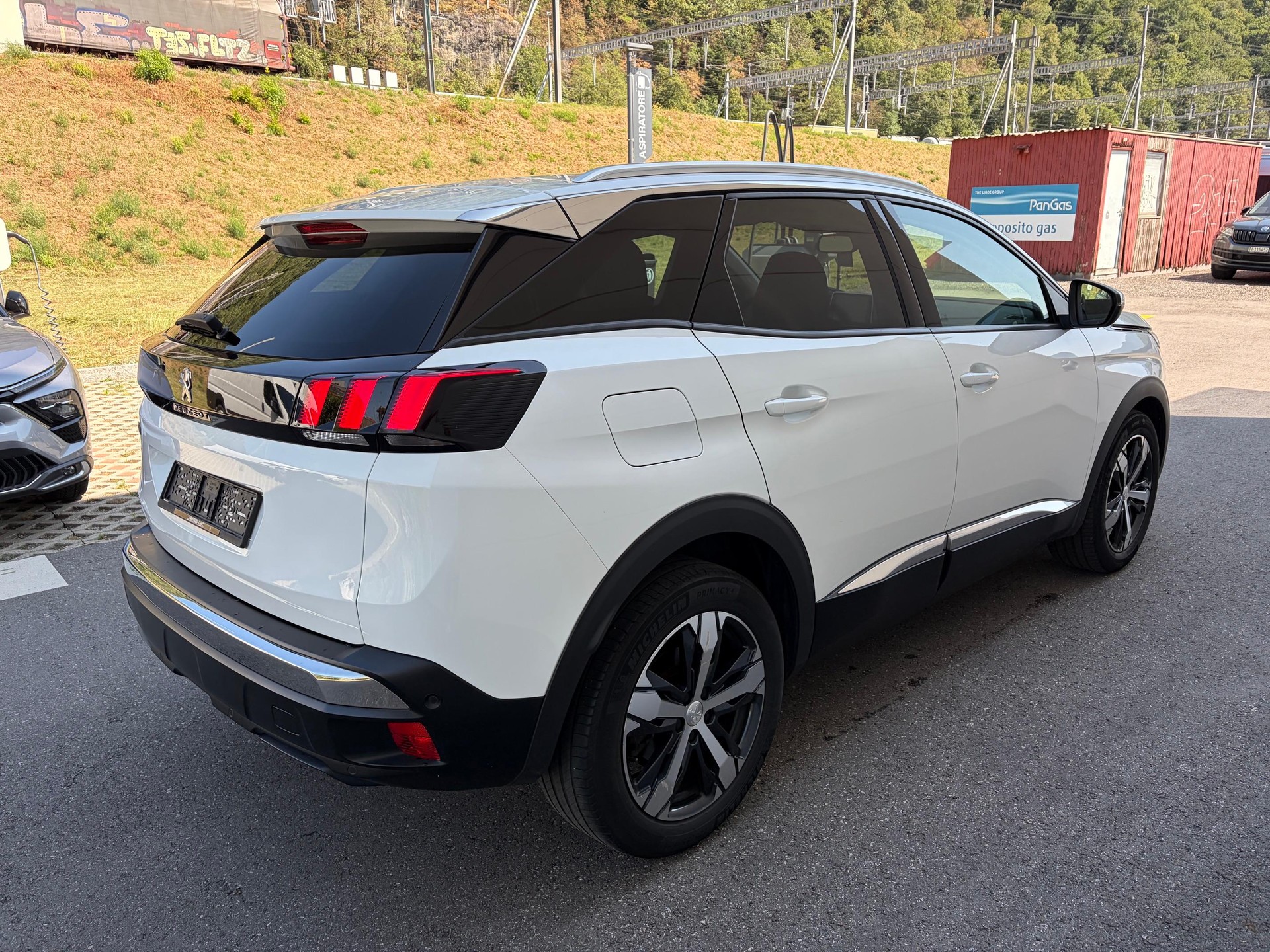 PEUGEOT 3008 1.2 PureTech Allure-image-6