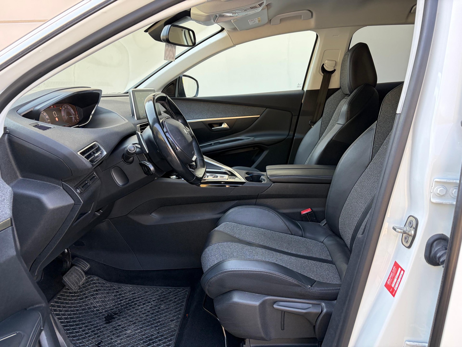 PEUGEOT 3008 1.2 PureTech Allure-image-7