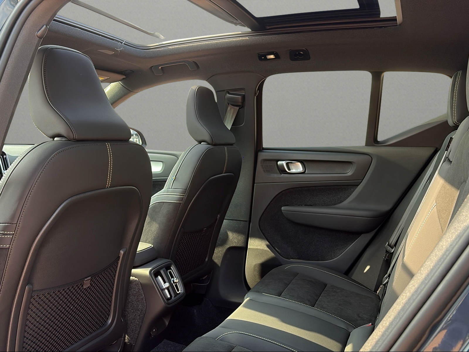 VOLVO XC40 B3 Benzin Mild Hybrid Plus Dark DCT-image-5