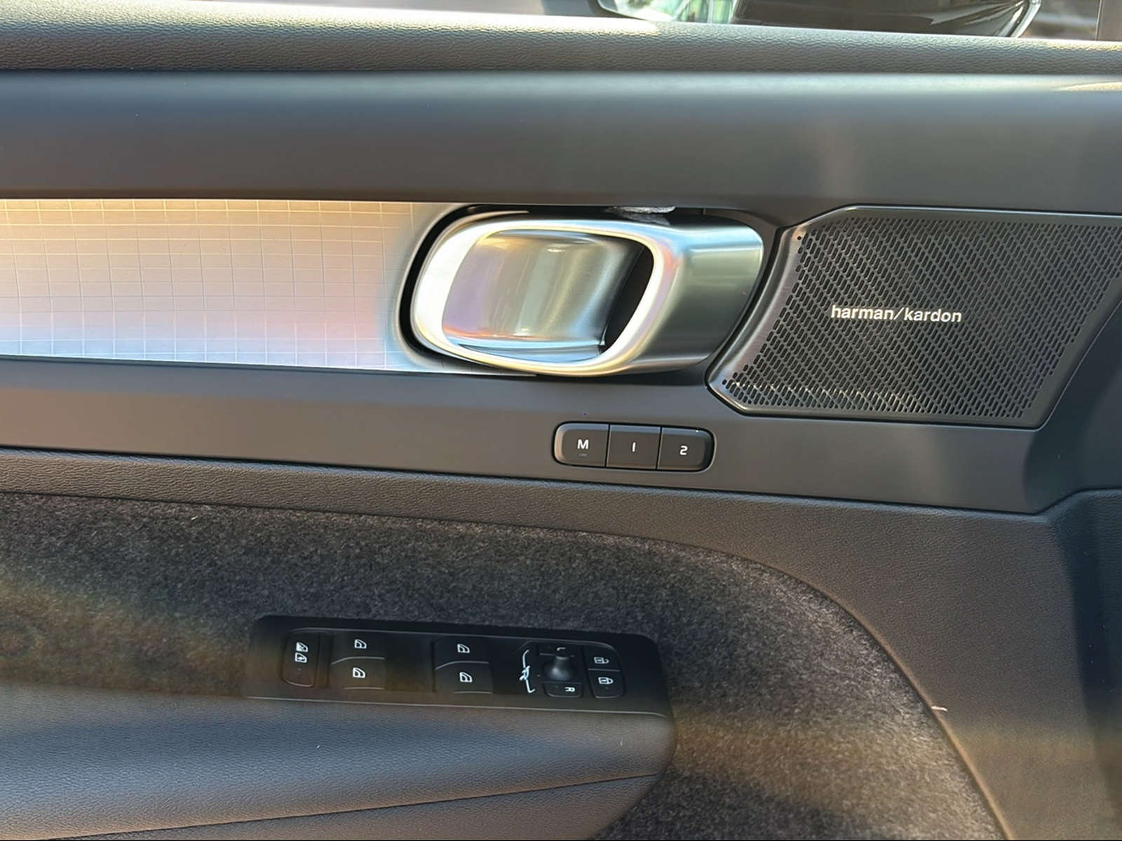 VOLVO XC40 B3 Benzin Mild Hybrid Plus Dark DCT-image-12