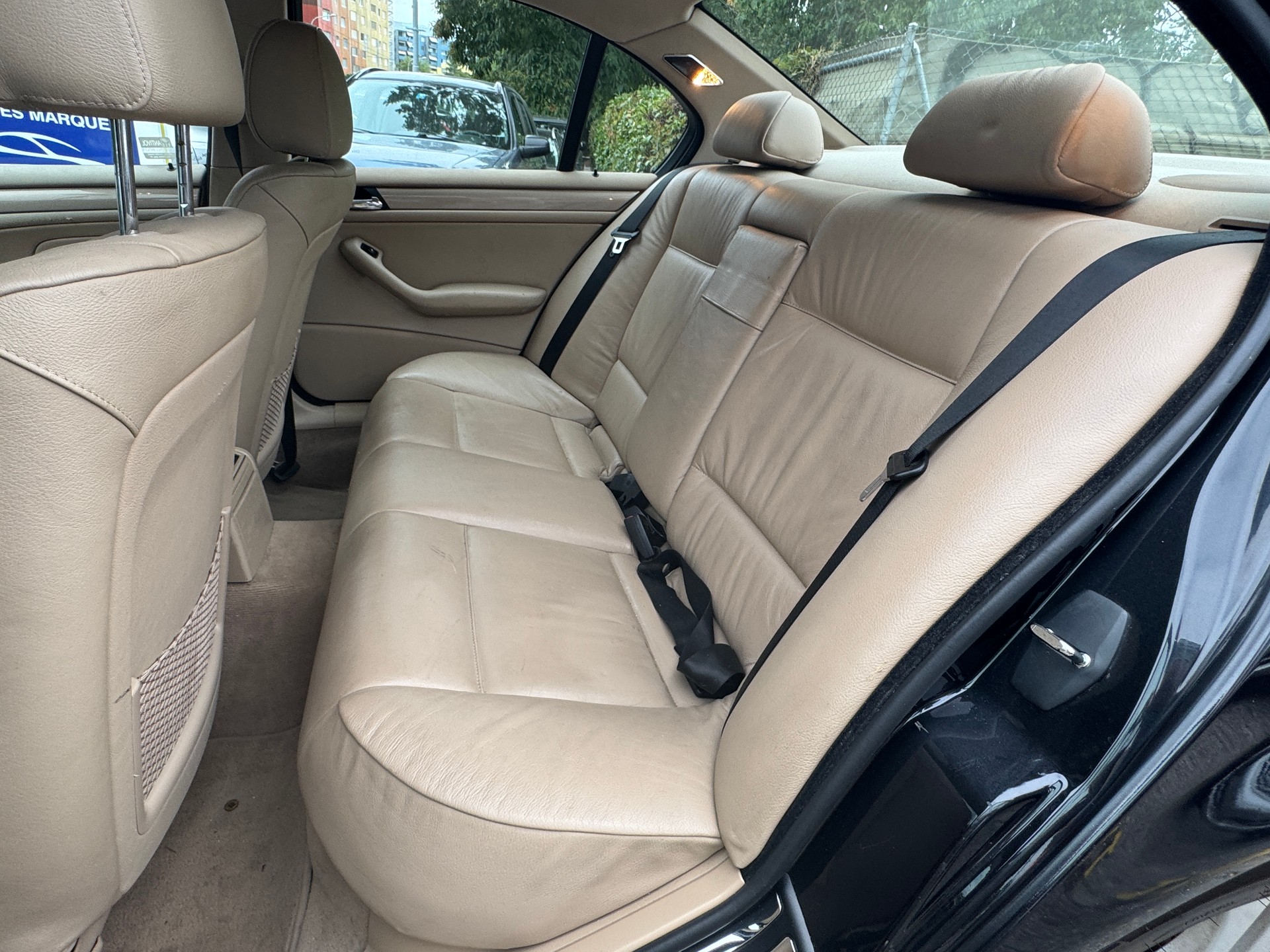 BMW 330xi-image-8