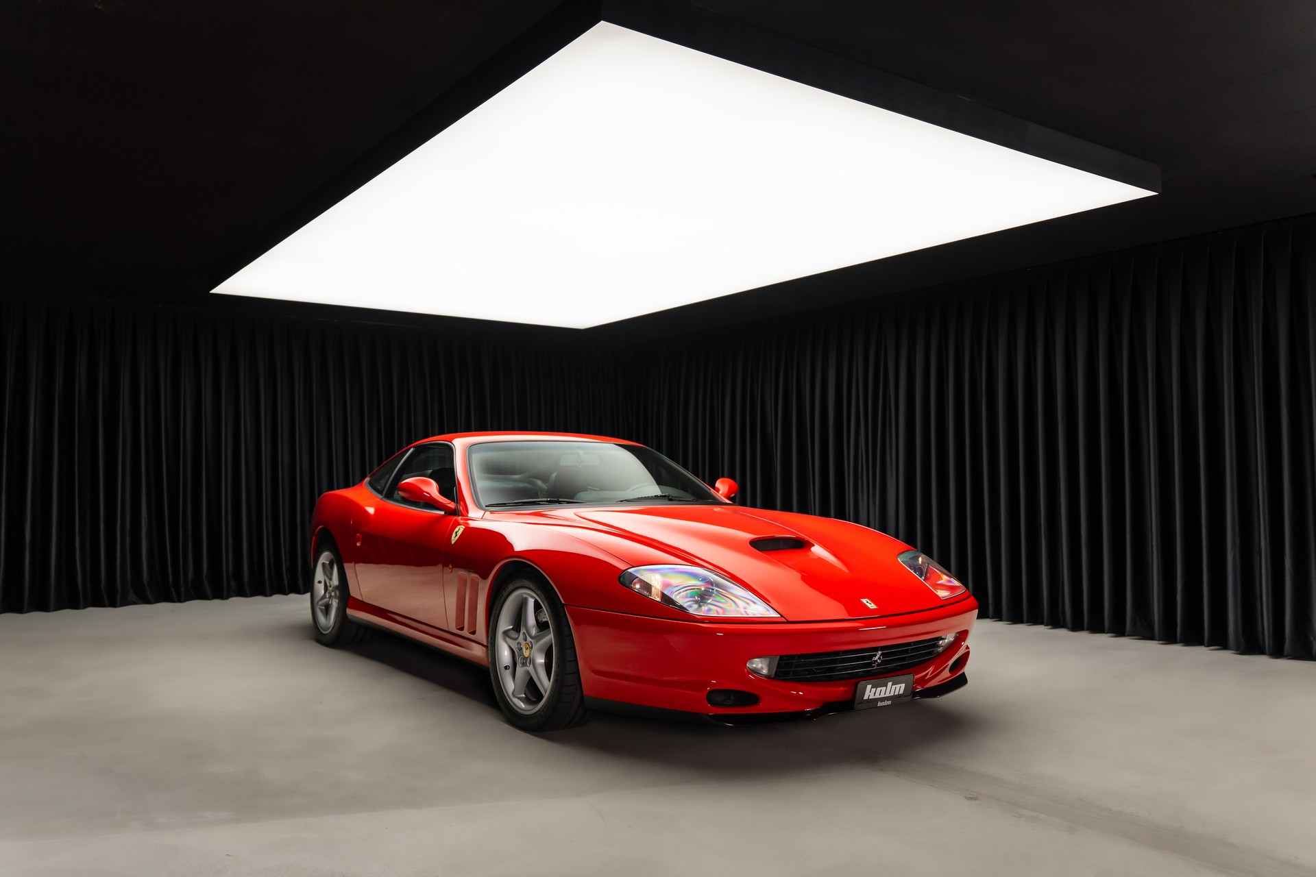 FERRARI F550 Maranello-showroom-element-3