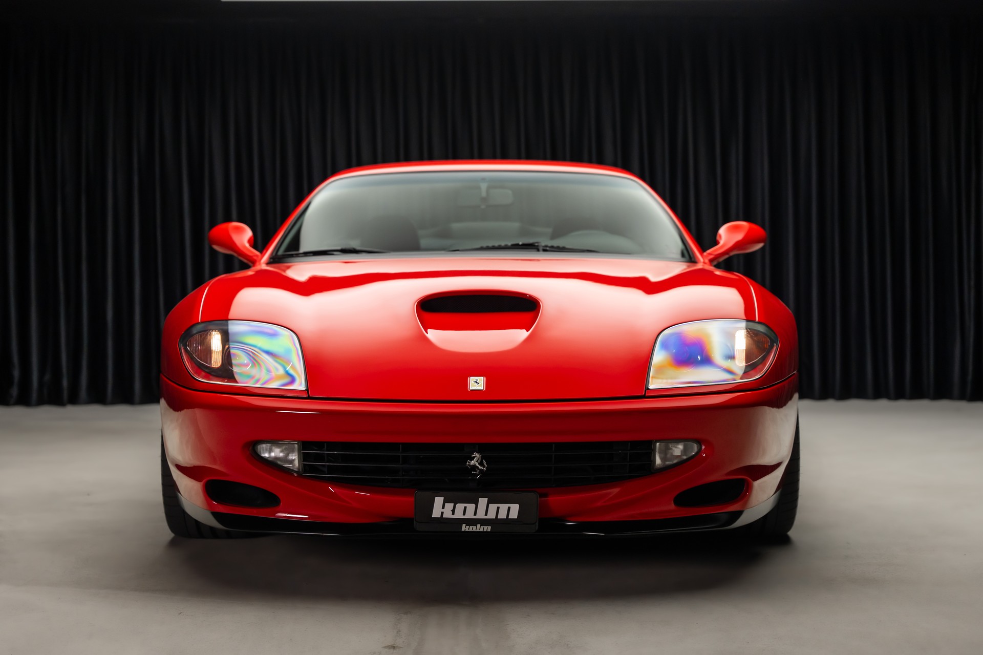 FERRARI F550 Maranello-showroom-element-1