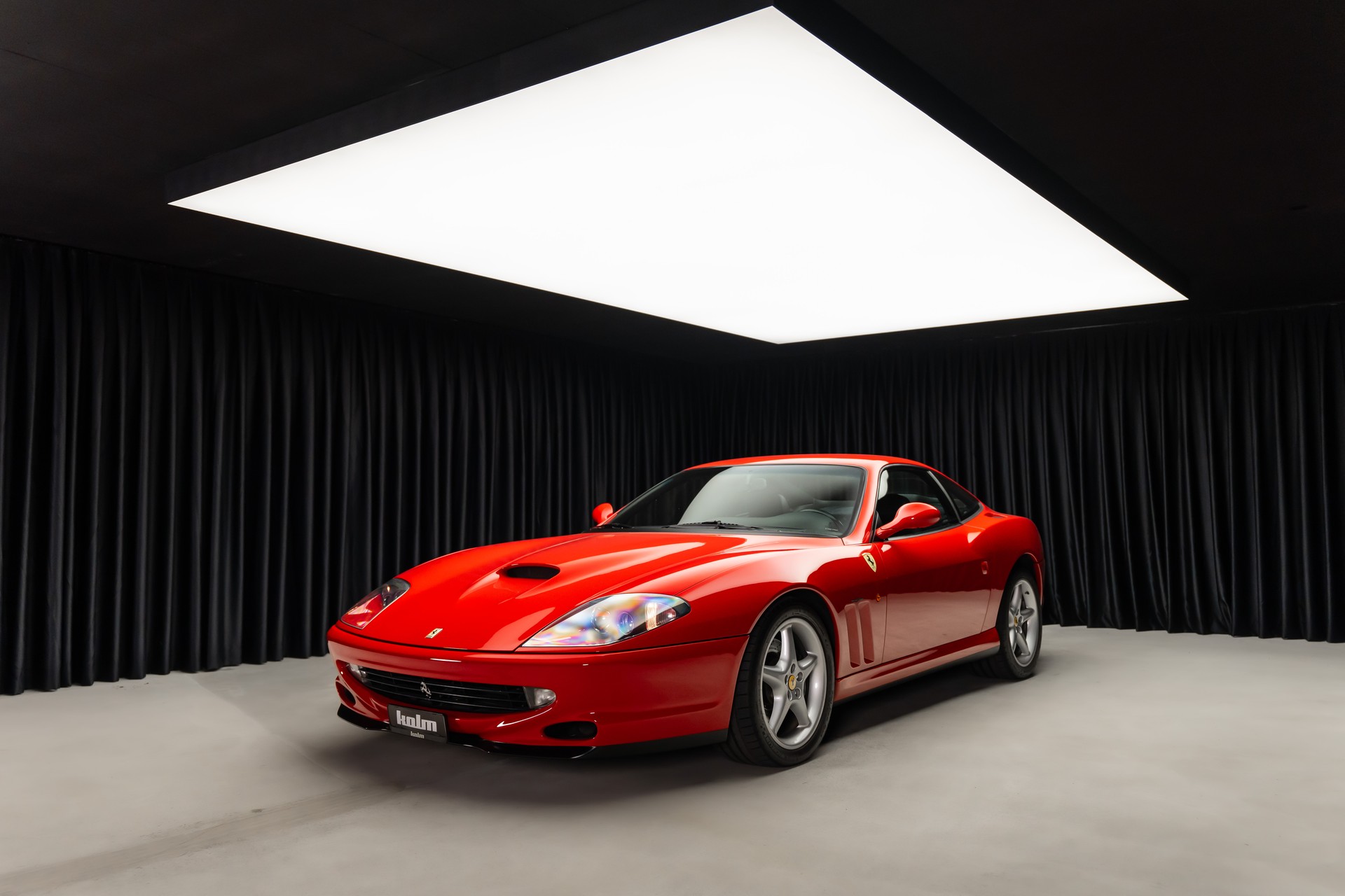 FERRARI F550 Maranello-showroom-element-2