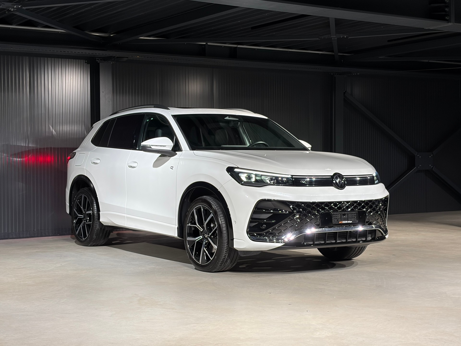 VW Tiguan 2.0 TDI SCR R-Line DSG *VOLLLEDER*-image-4